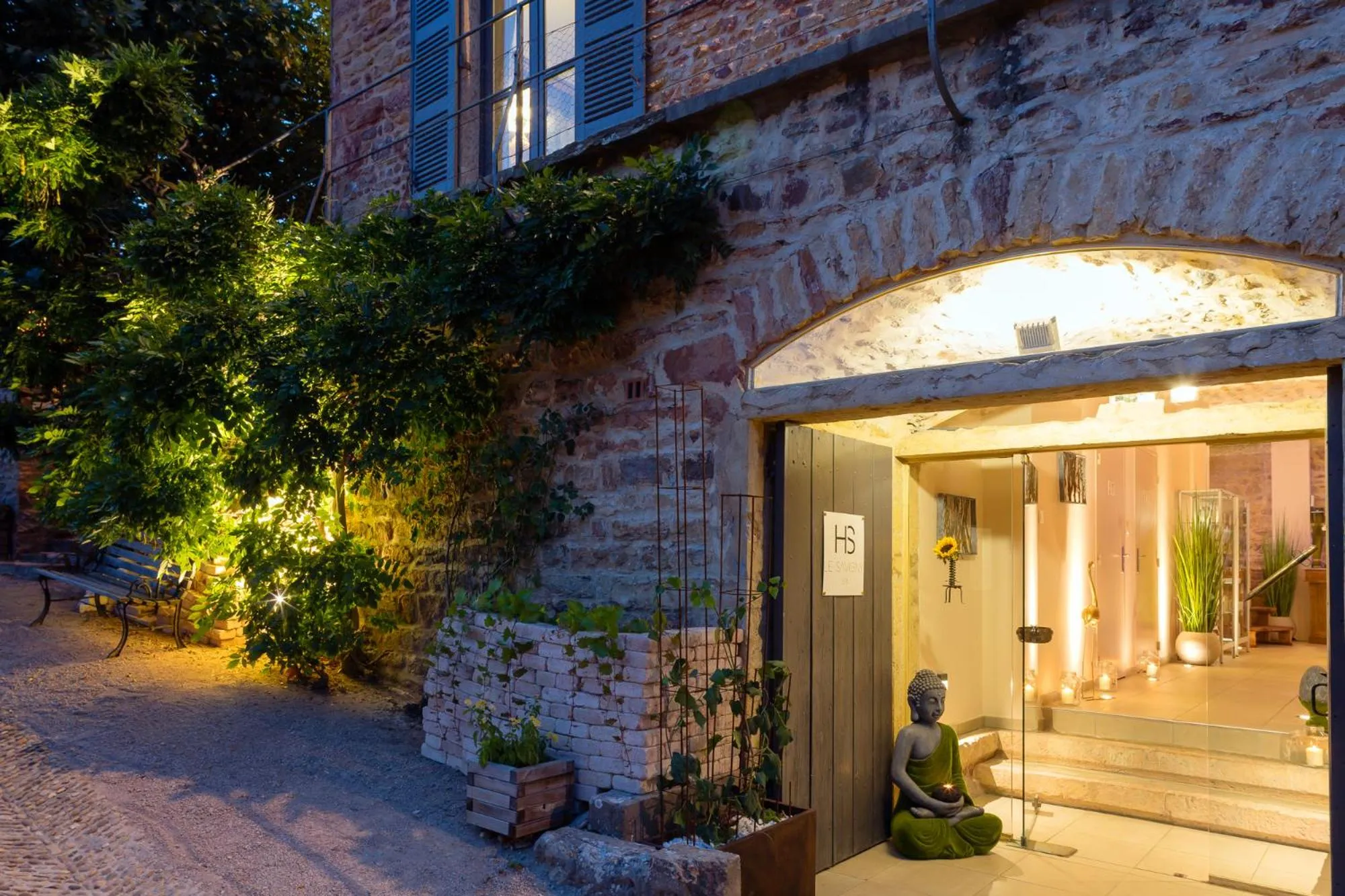 Spa and wellness centre/facilities in Contact Hôtels Le Savigny & Spa