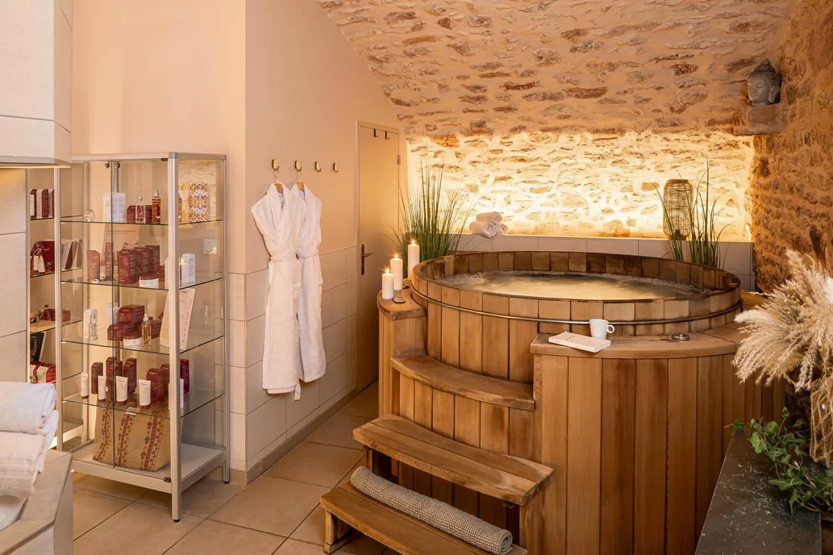 Hot Tub in Contact Hôtels Le Savigny & Spa