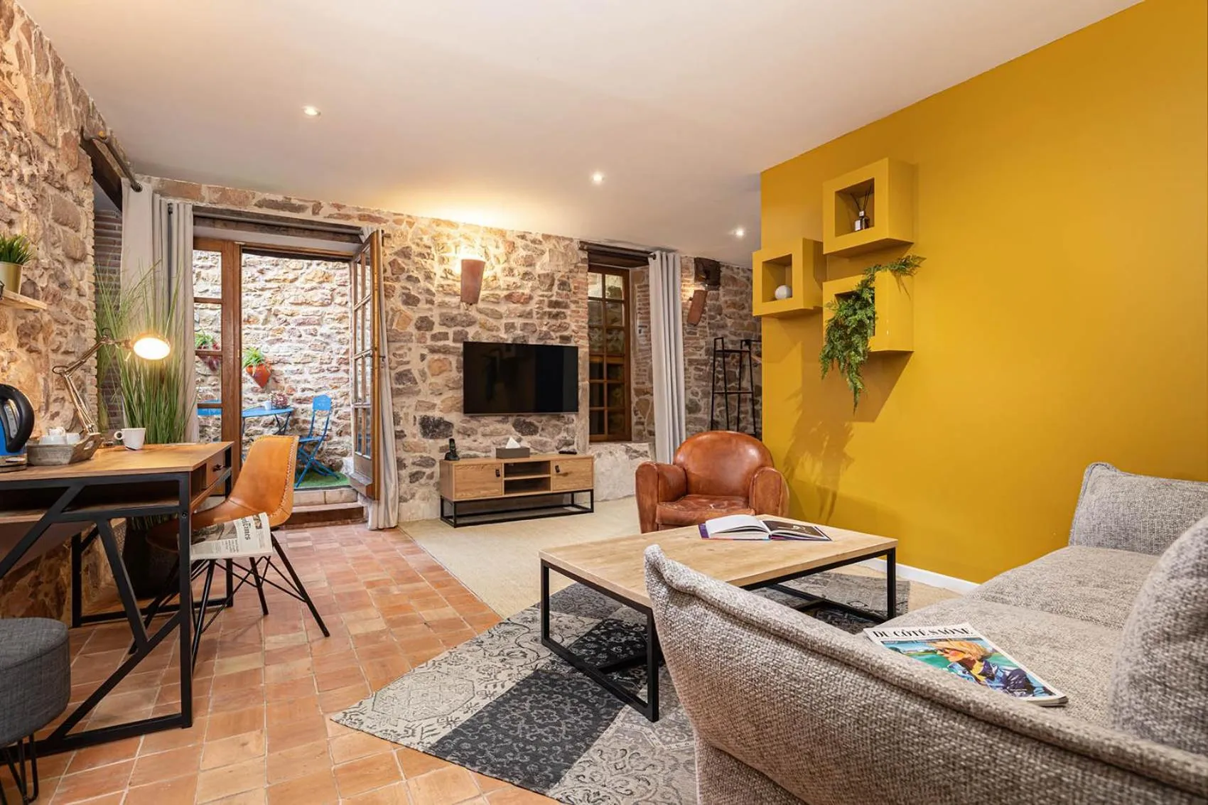 TV and multimedia in Contact Hôtels Le Savigny & Spa