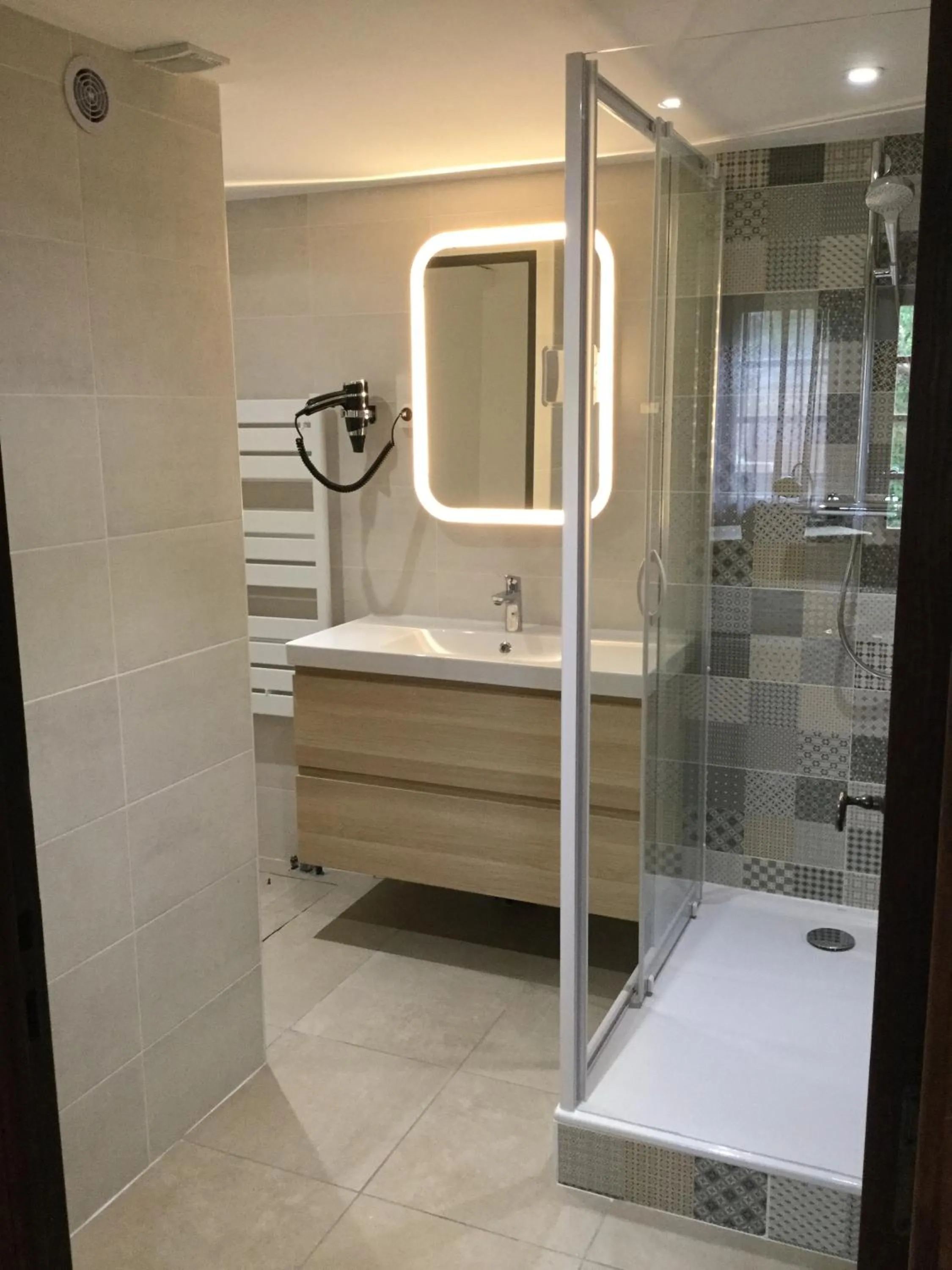 Shower in Contact Hôtels Le Savigny & Spa