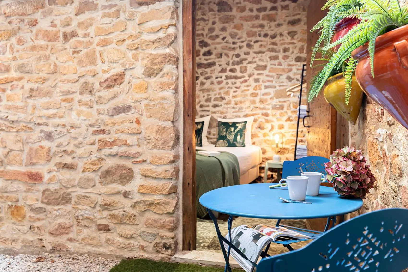 Patio in Contact Hôtels Le Savigny & Spa