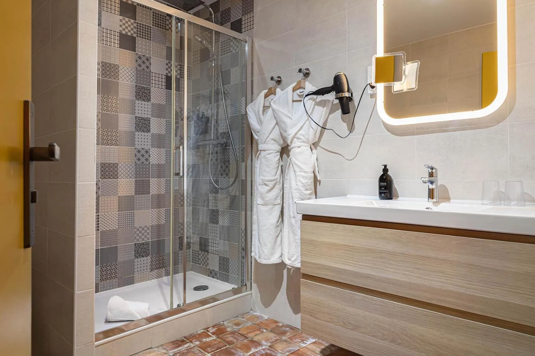 Bathroom in Contact Hôtels Le Savigny & Spa