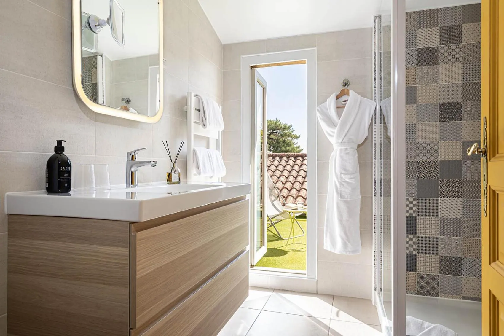 Bathroom in Contact Hôtels Le Savigny & Spa