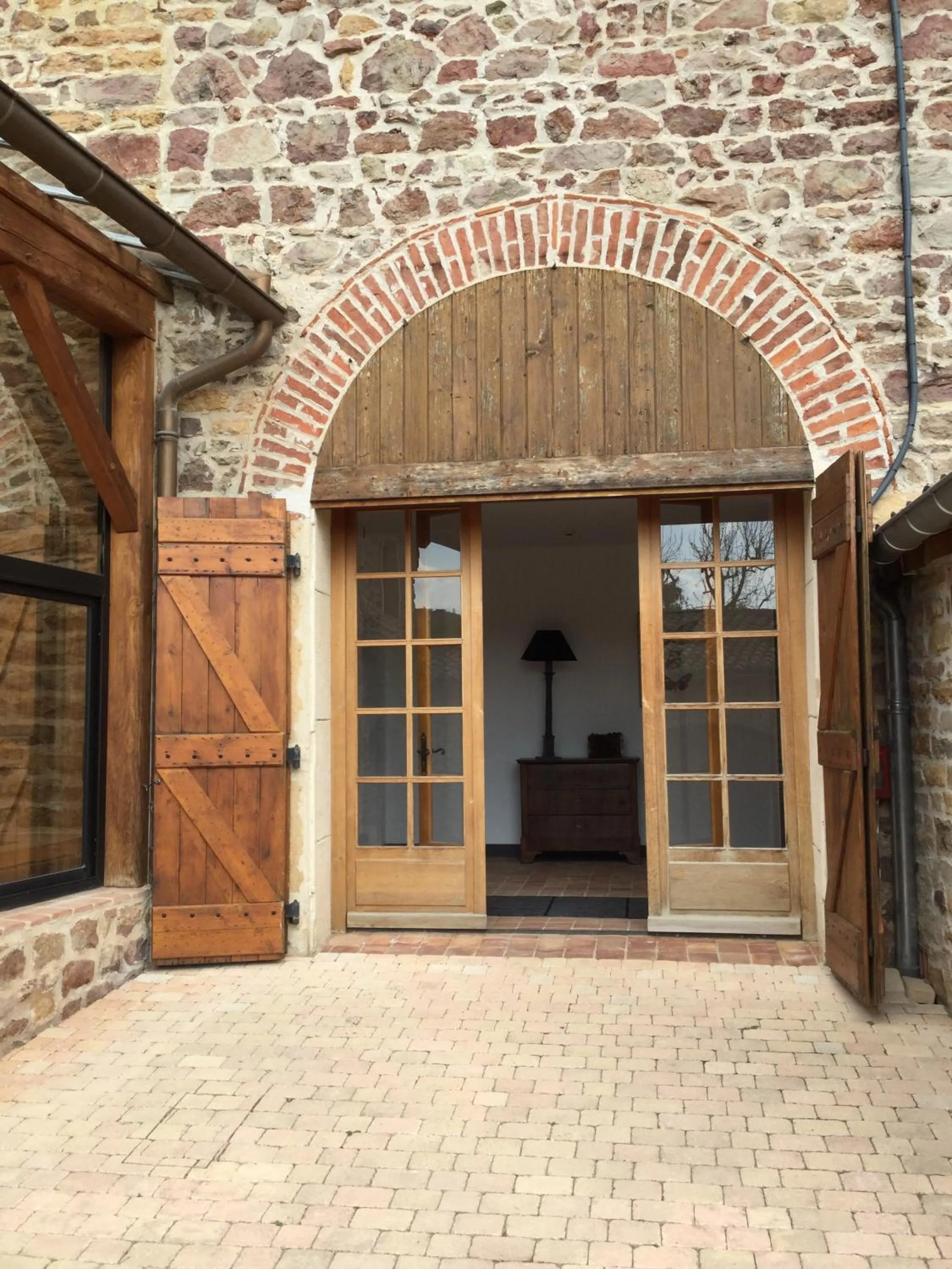 Patio in Contact Hôtels Le Savigny & Spa