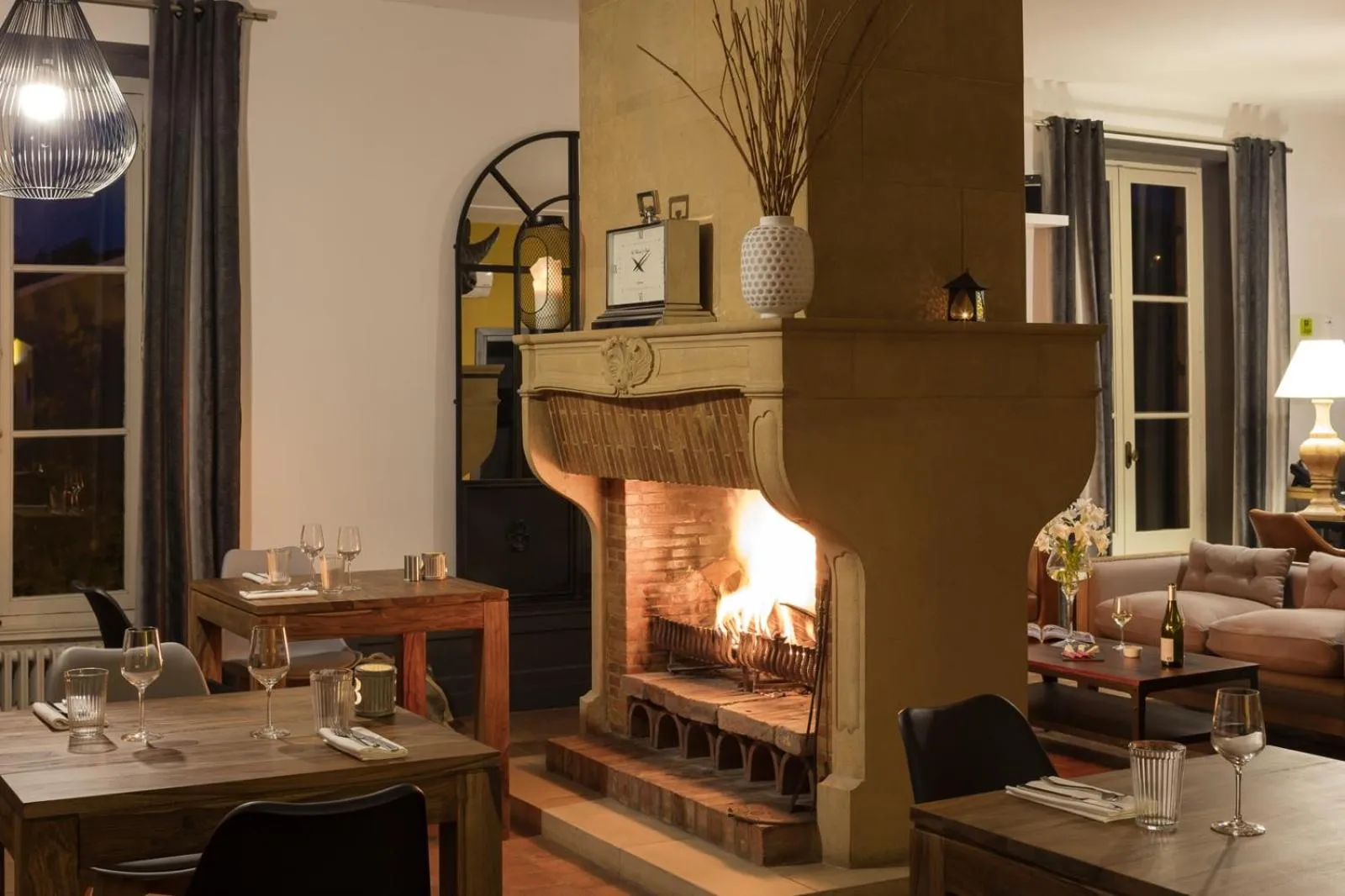 Communal lounge/ TV room in Contact Hôtels Le Savigny & Spa