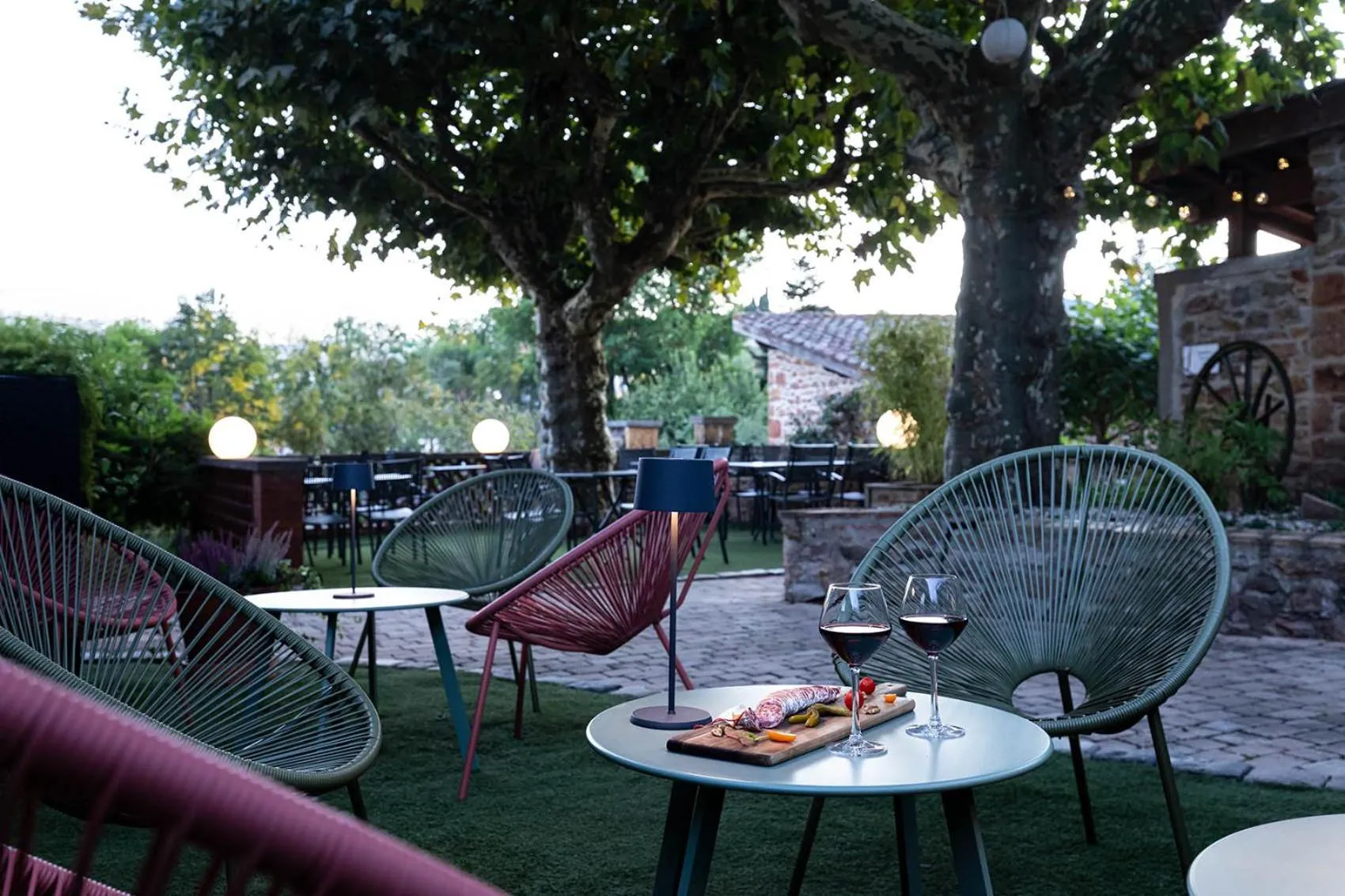 Patio in Contact Hôtels Le Savigny & Spa