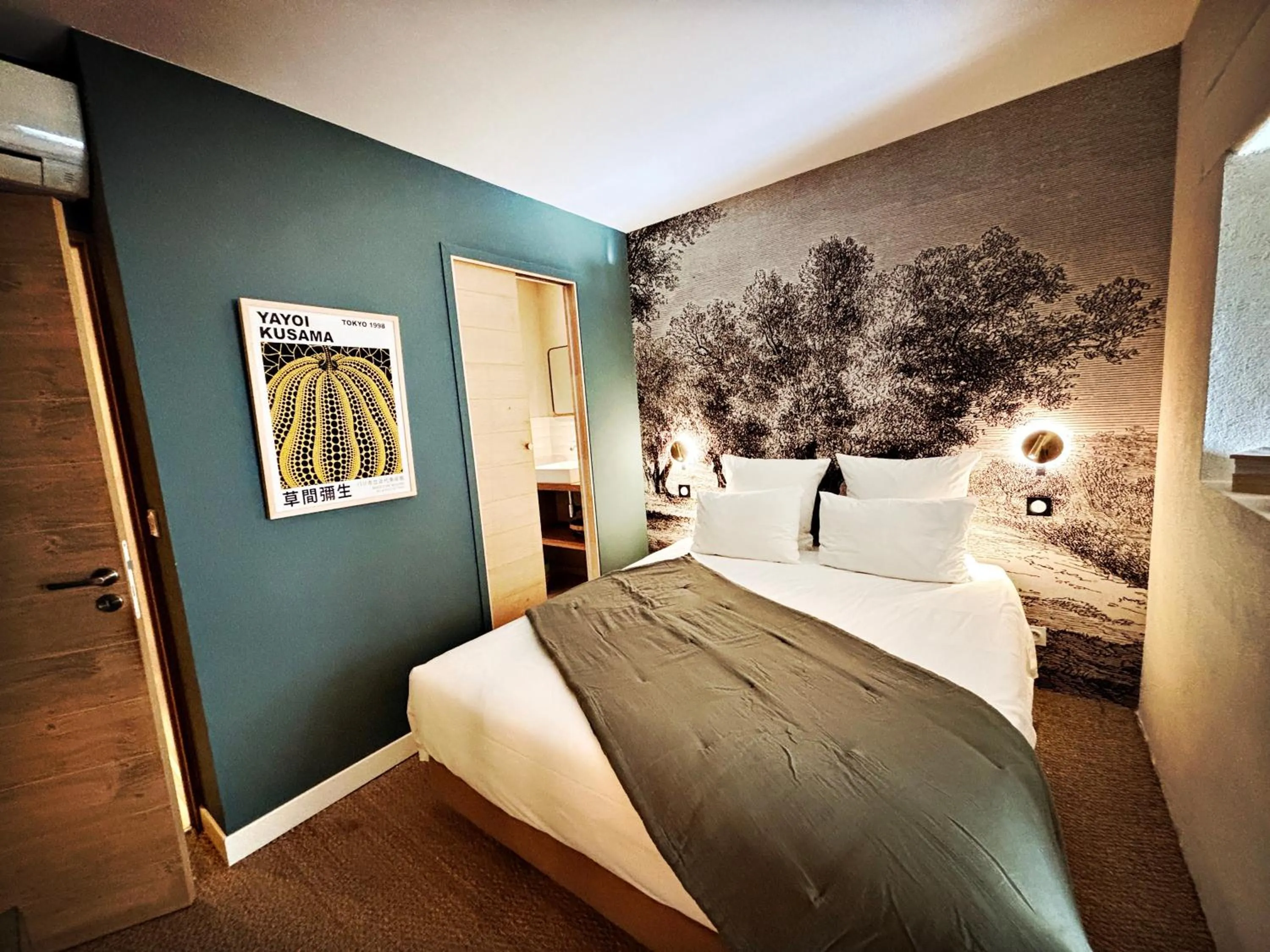 Bedroom, Bed in Merci Papa Merci Maman