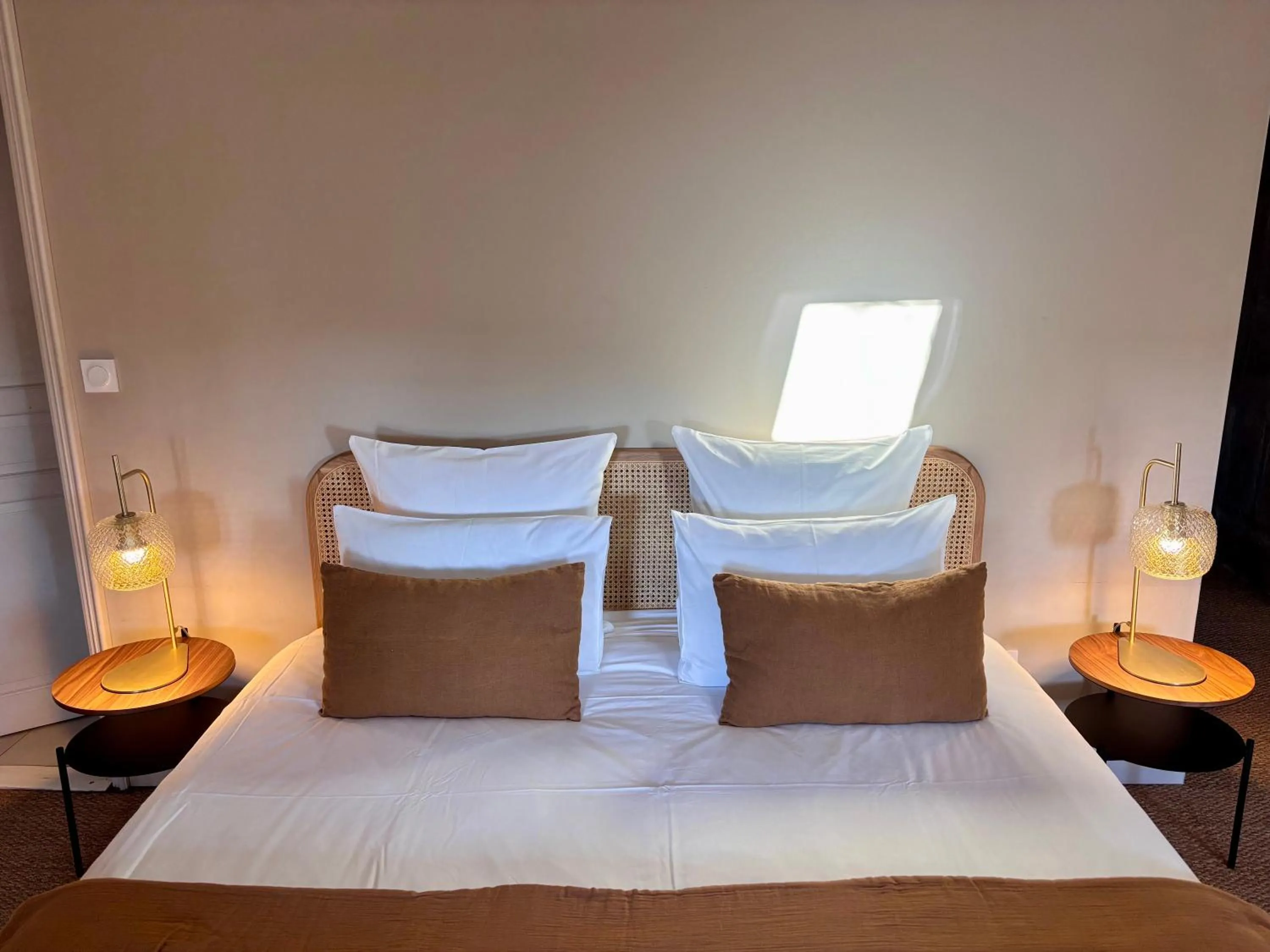 Bedroom, Bed in Merci Papa Merci Maman