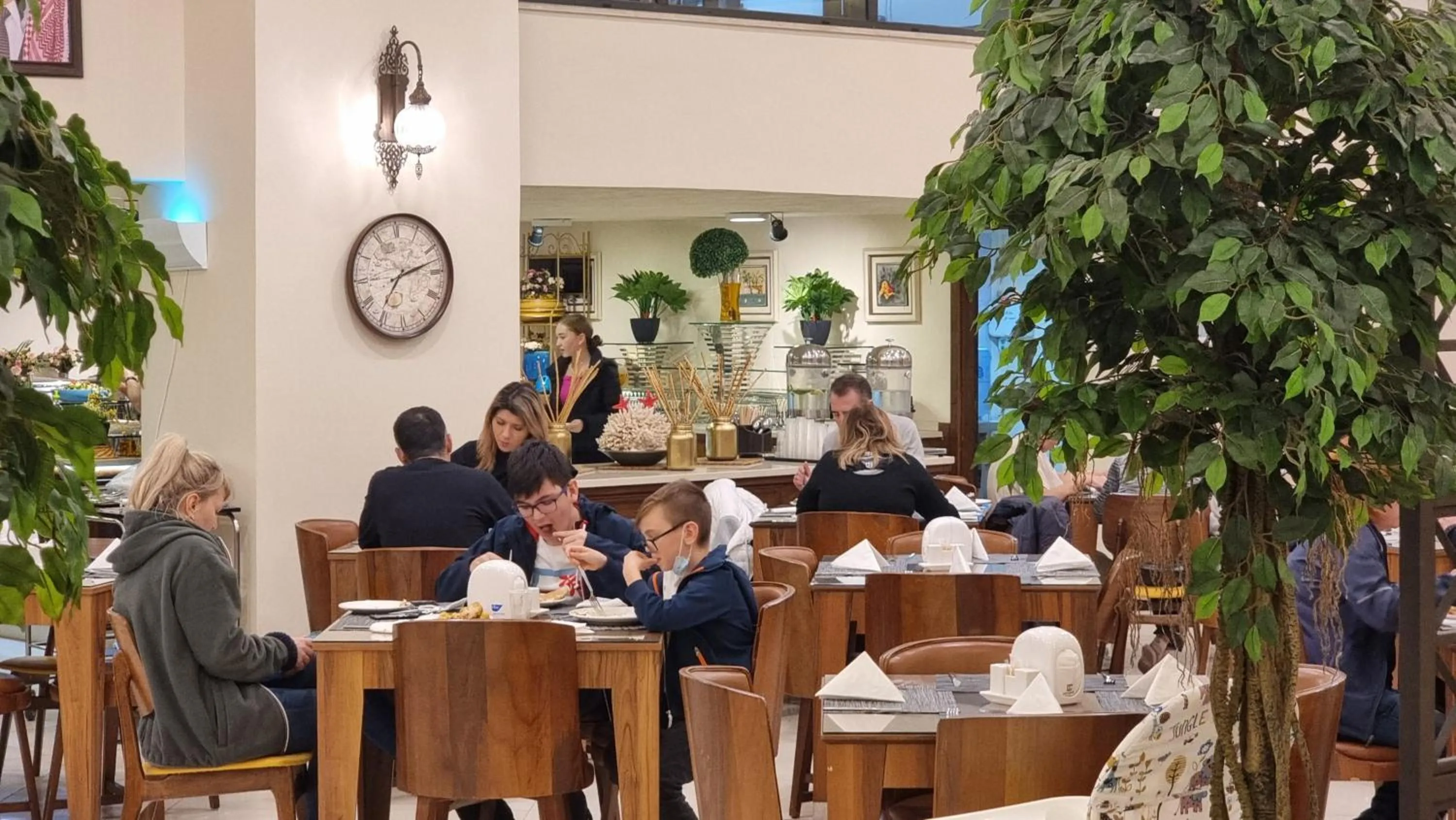 Restaurant/places to eat in City Tower Hotel