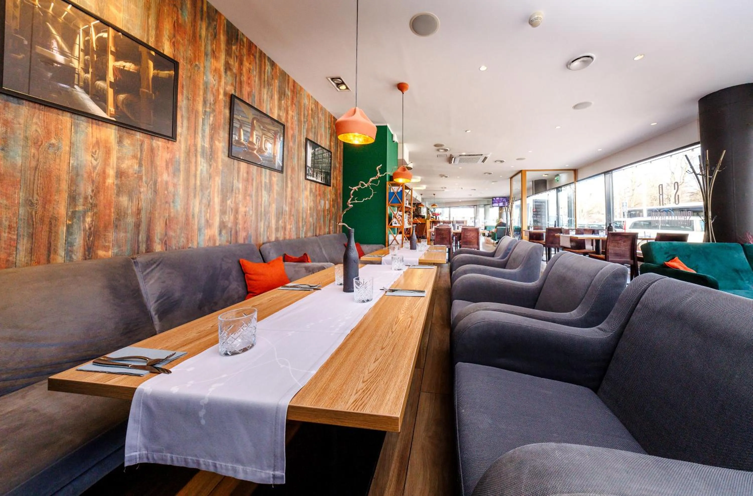 Restaurant/places to eat in Go Hotel Shnelli