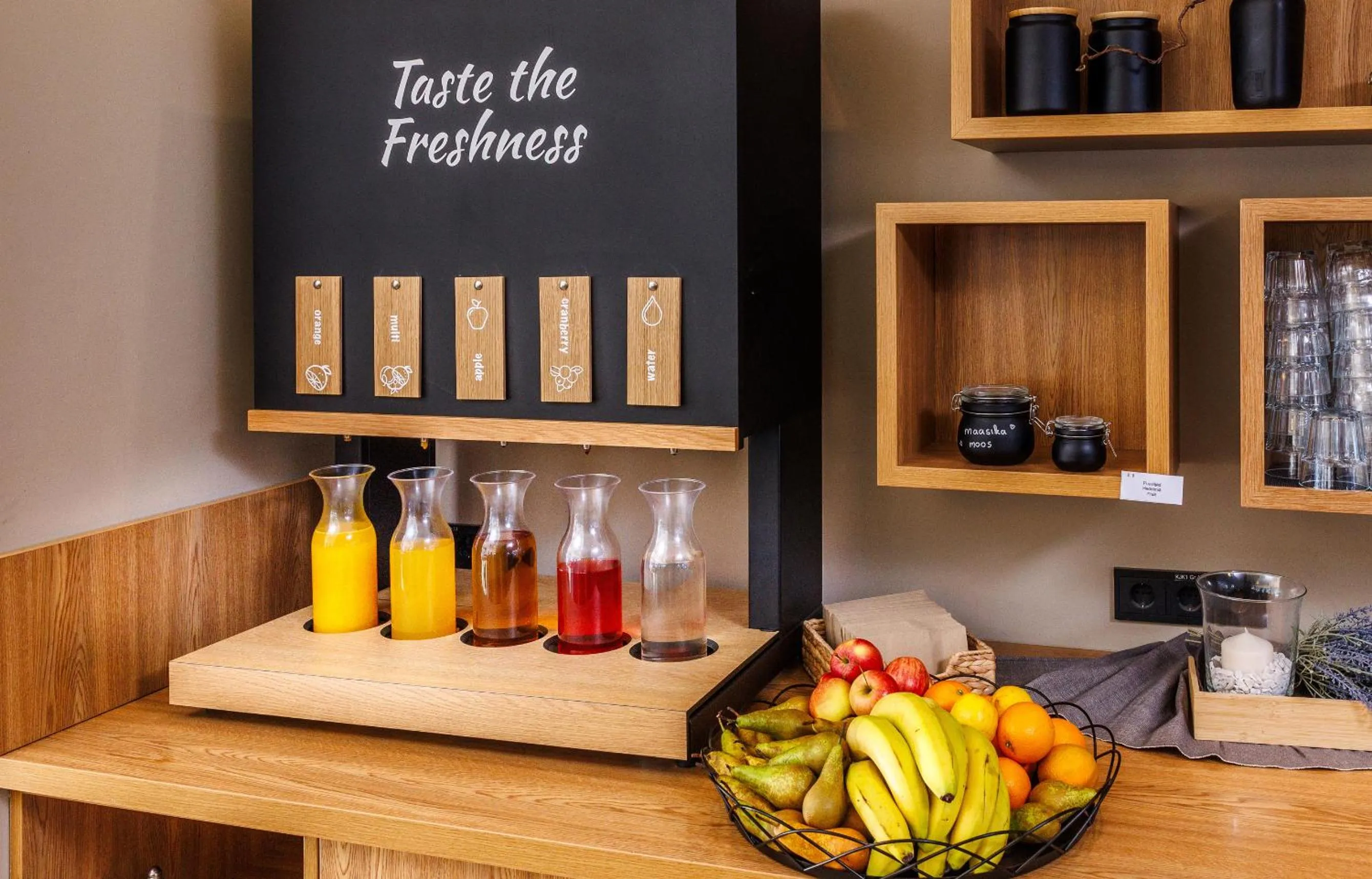 Restaurant/places to eat in Go Hotel Shnelli