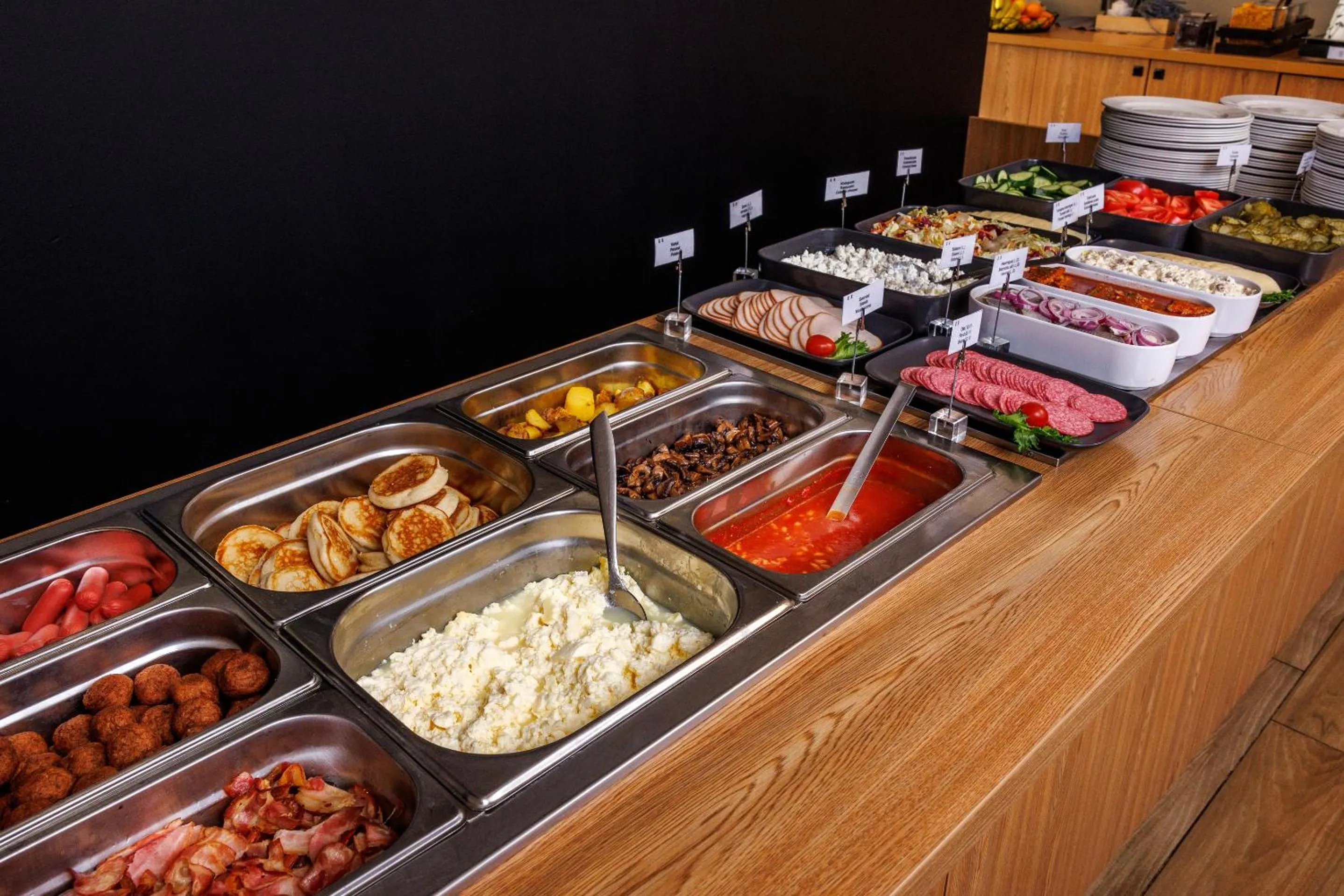 Restaurant/places to eat in Go Hotel Shnelli