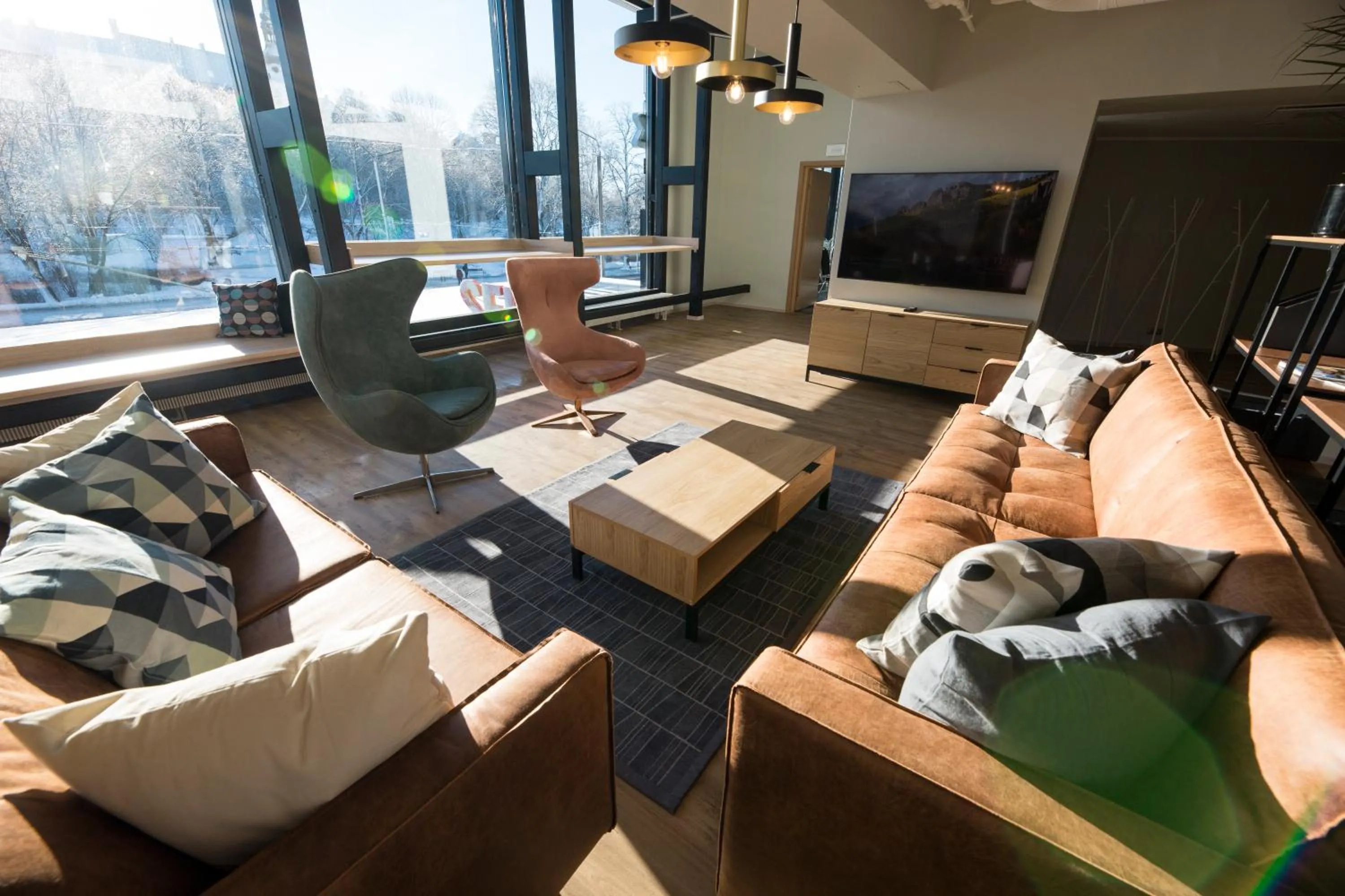 Communal lounge/ TV room in Go Hotel Shnelli