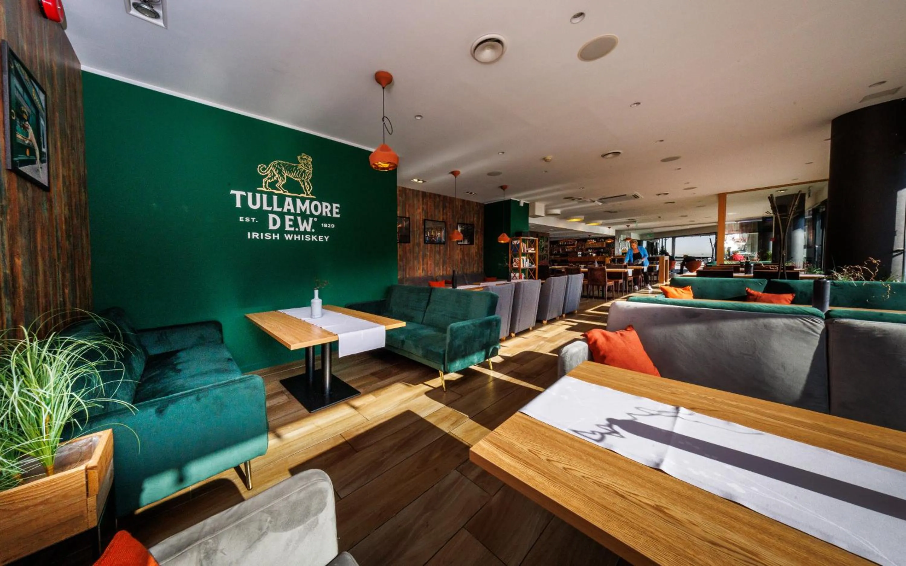 Restaurant/places to eat in Go Hotel Shnelli