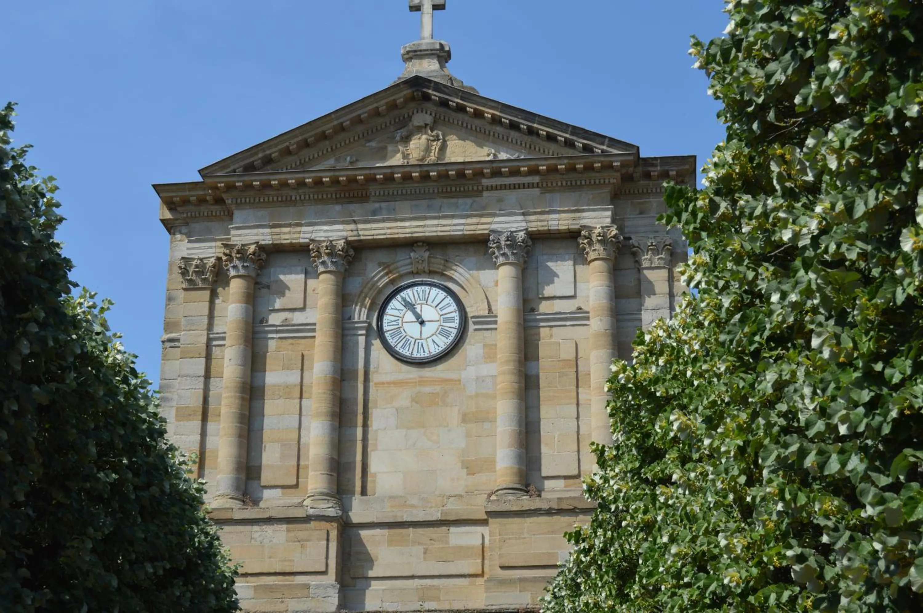Nearby landmark in Contact Hôtel du Commerce et son restaurant Côte à Côte