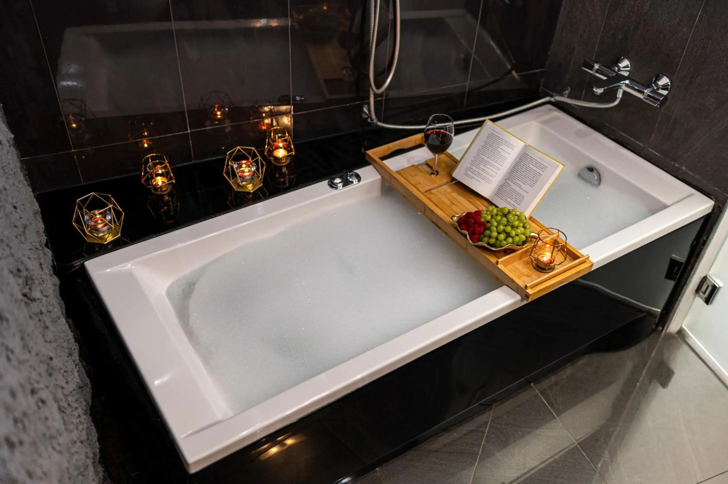 Queen Room with 1-person Hot Tub in Komorowski Luxury Guest Rooms Queen Room with 1-person Hot Tub in Komorowski Luxury Guest Rooms