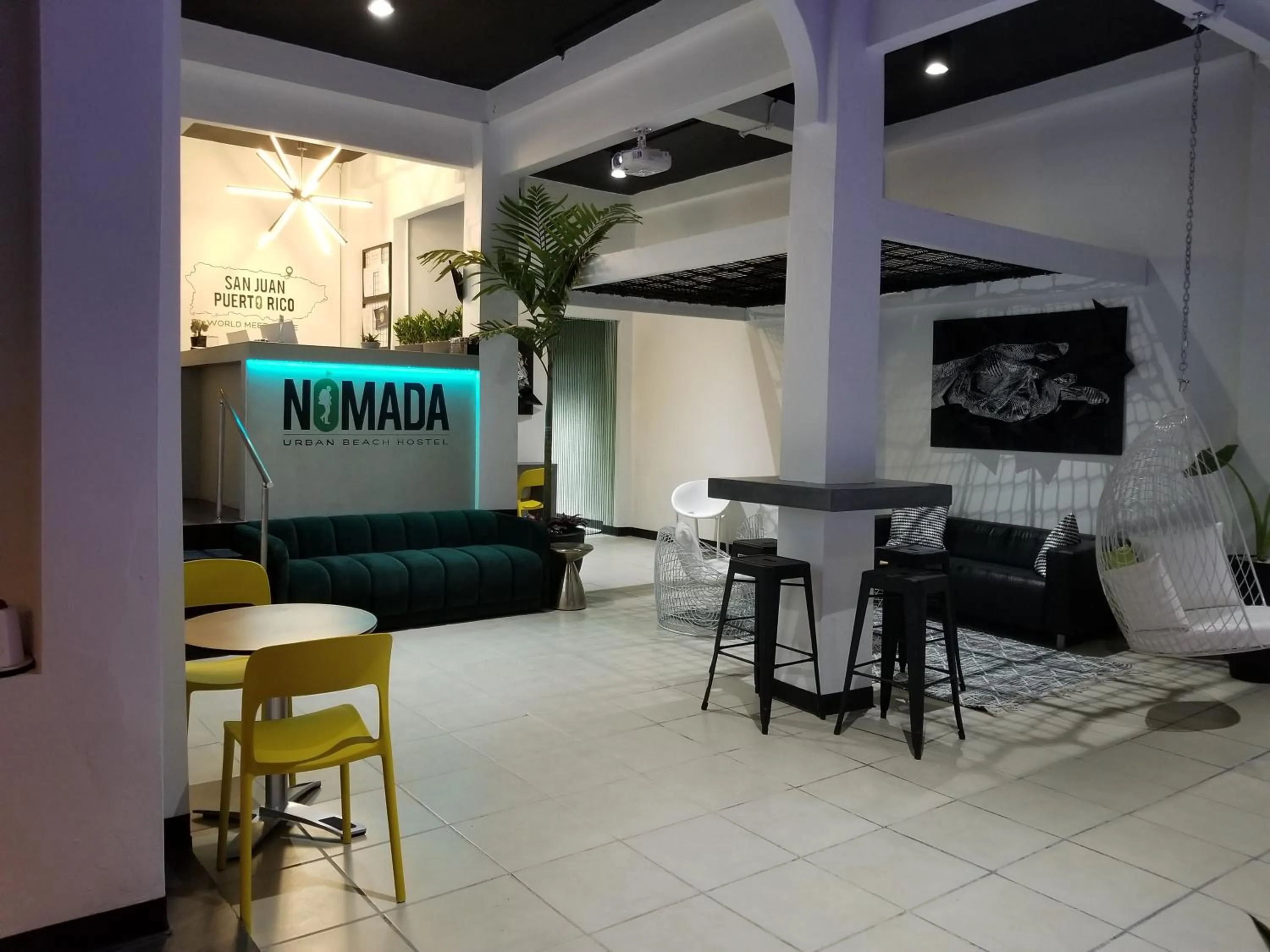 Lobby or reception in Nomada Urban Beach Hostel- Calle Loiza