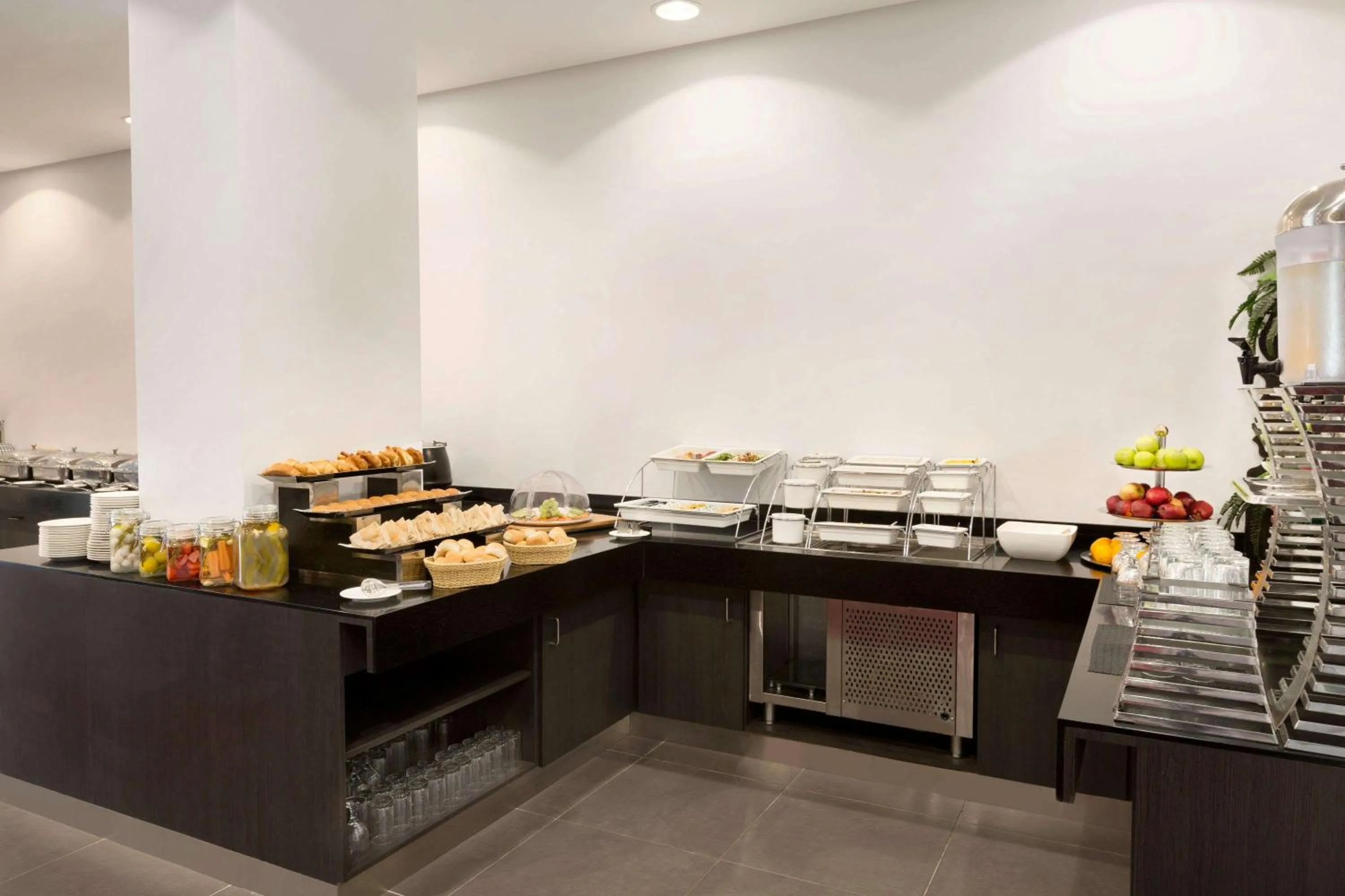 Restaurant/places to eat in Ramada Encore Al Khobar Olaya