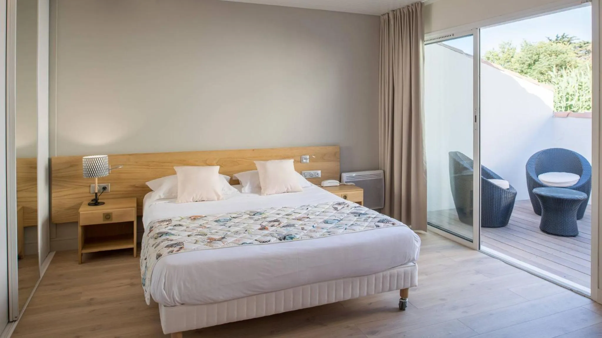 Balcony/Terrace, Bed in Hôtel Les Grenettes