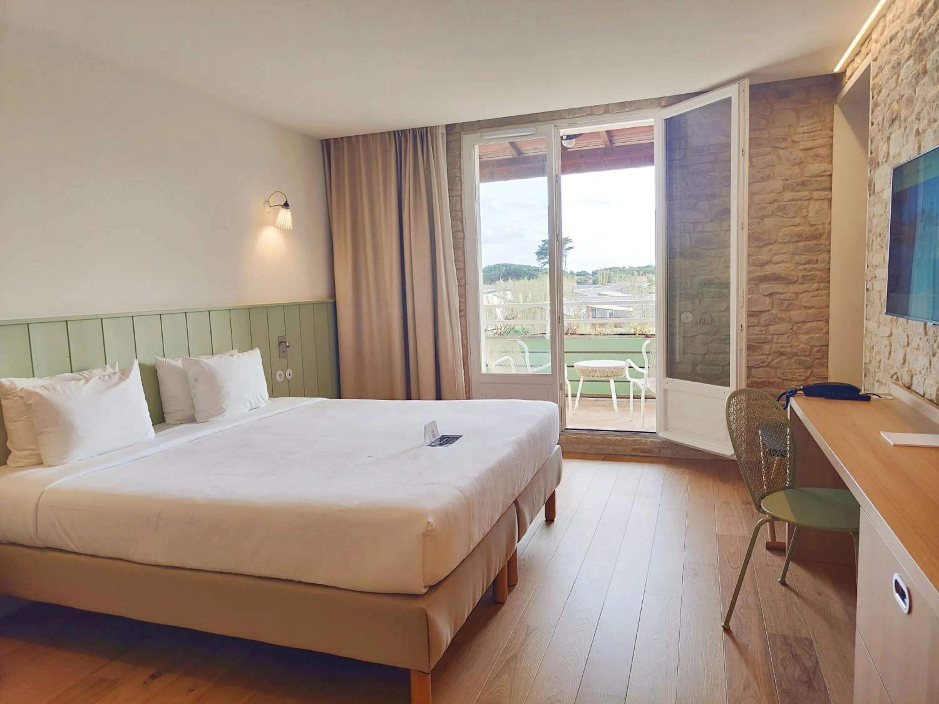 Balcony/Terrace, Bed in Hôtel Les Grenettes