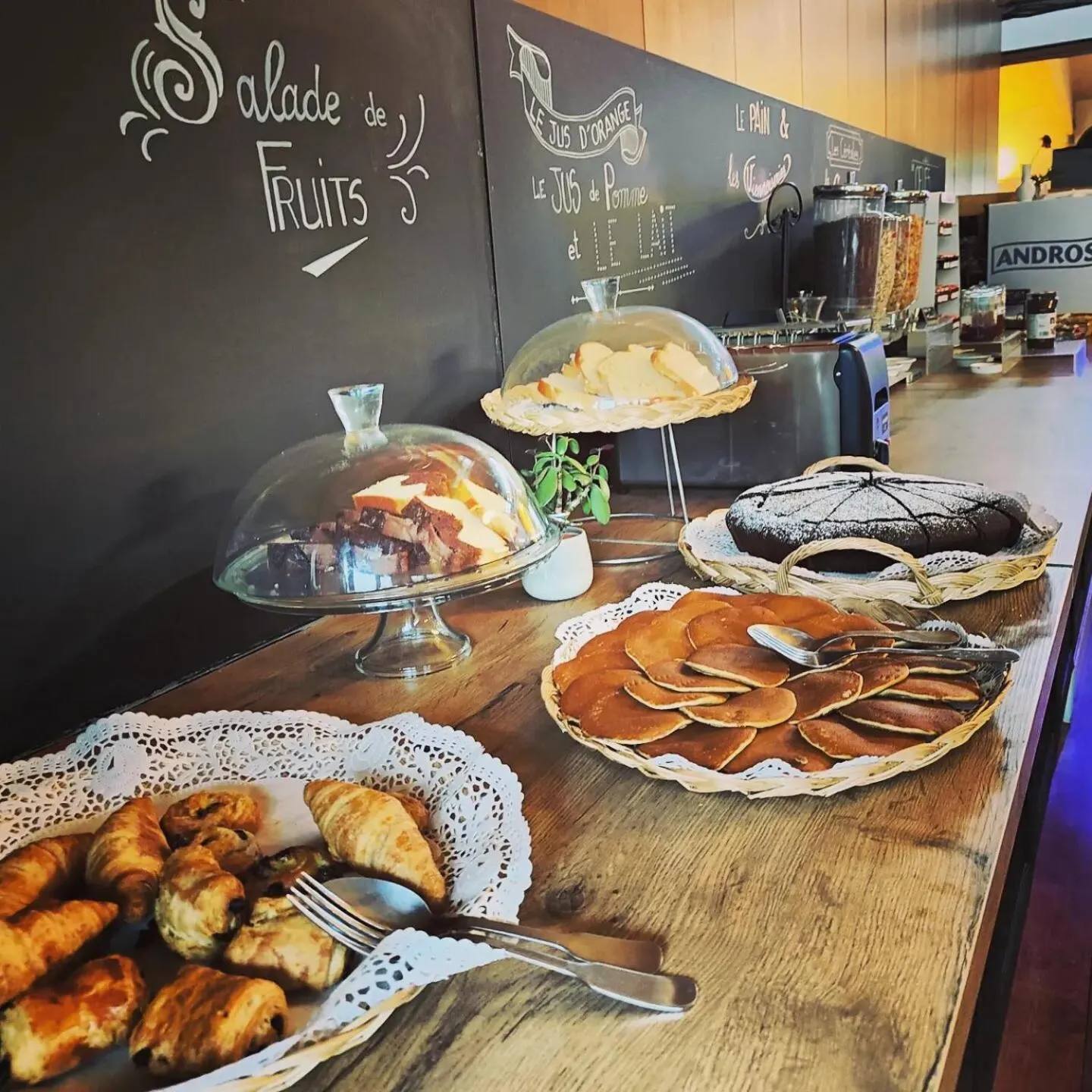 Continental breakfast in Hôtel Les Grenettes