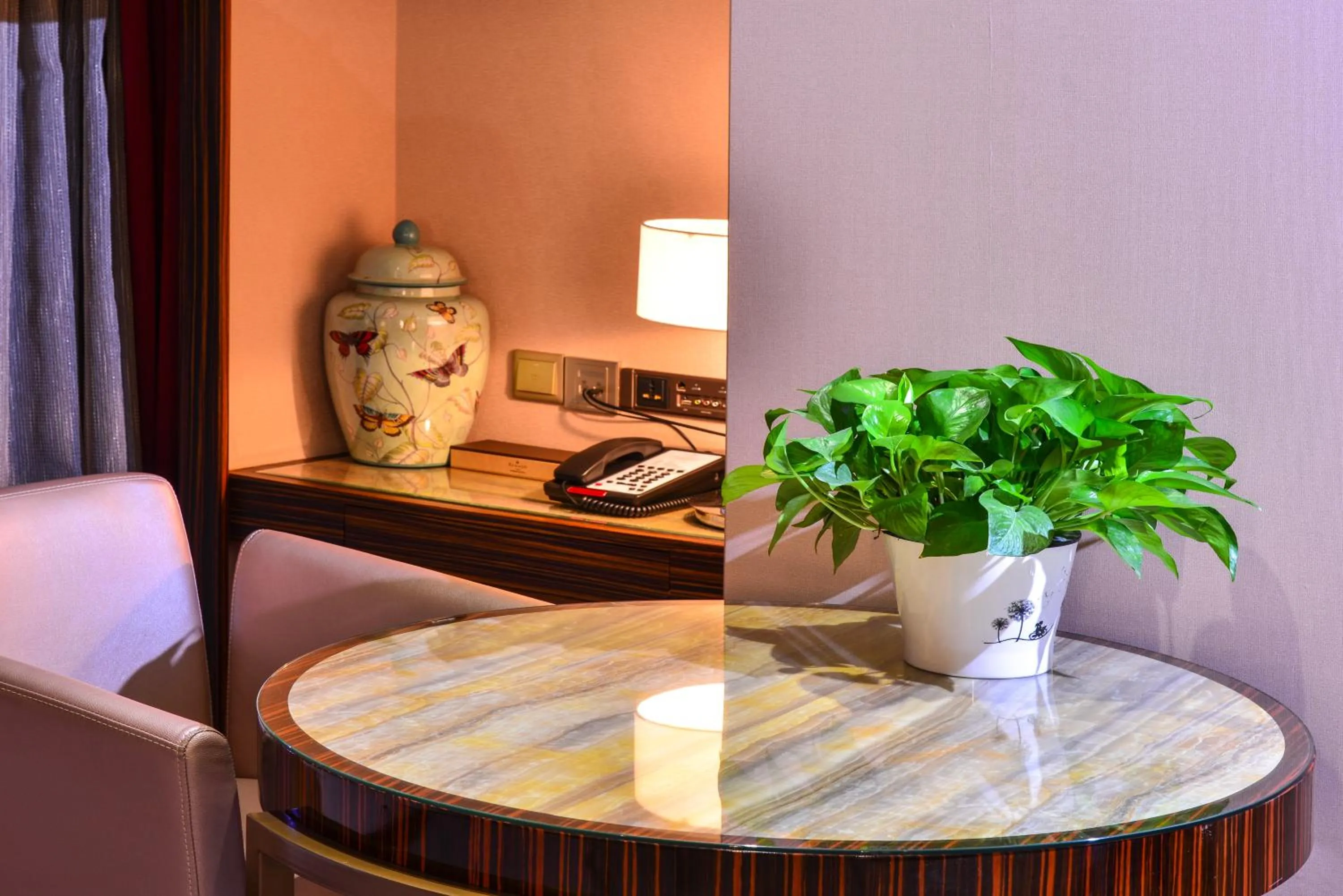 Seating area in Ramada Heze