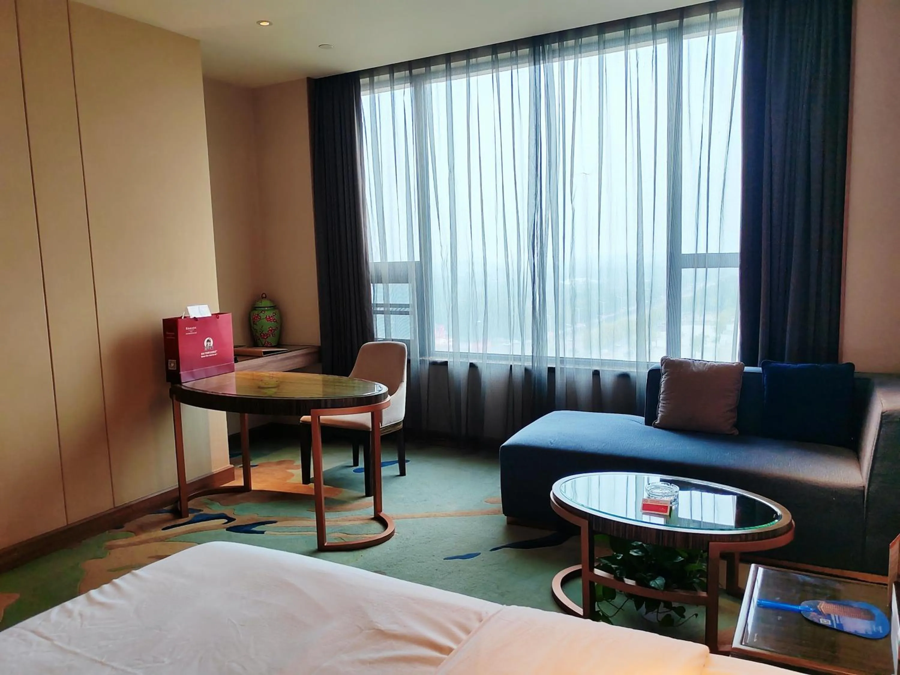 Living room, Bed in Ramada Heze