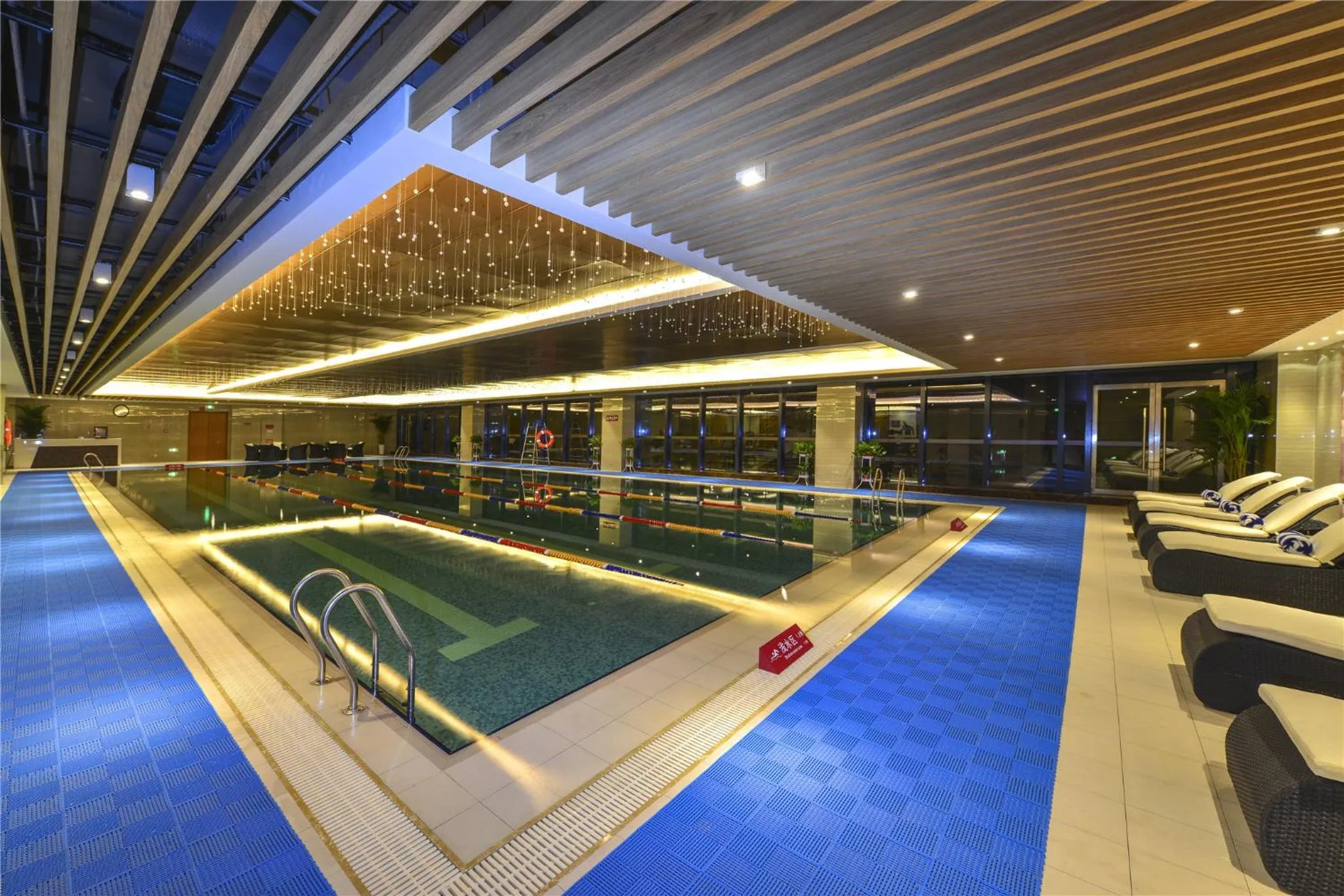 Swimming pool in Ramada Heze
