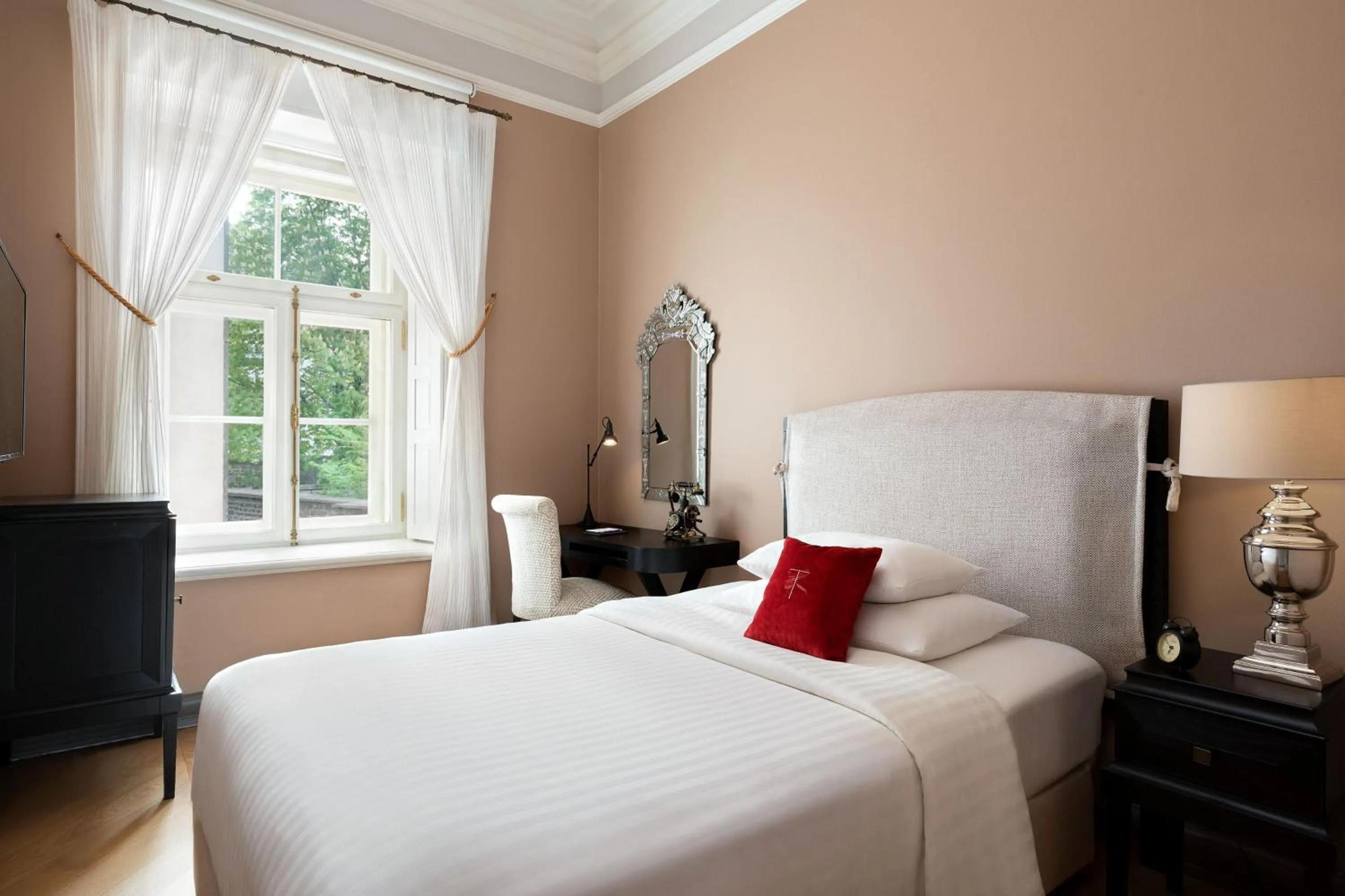 Bedroom, Bed in Hotel Telegraaf, Autograph Collection