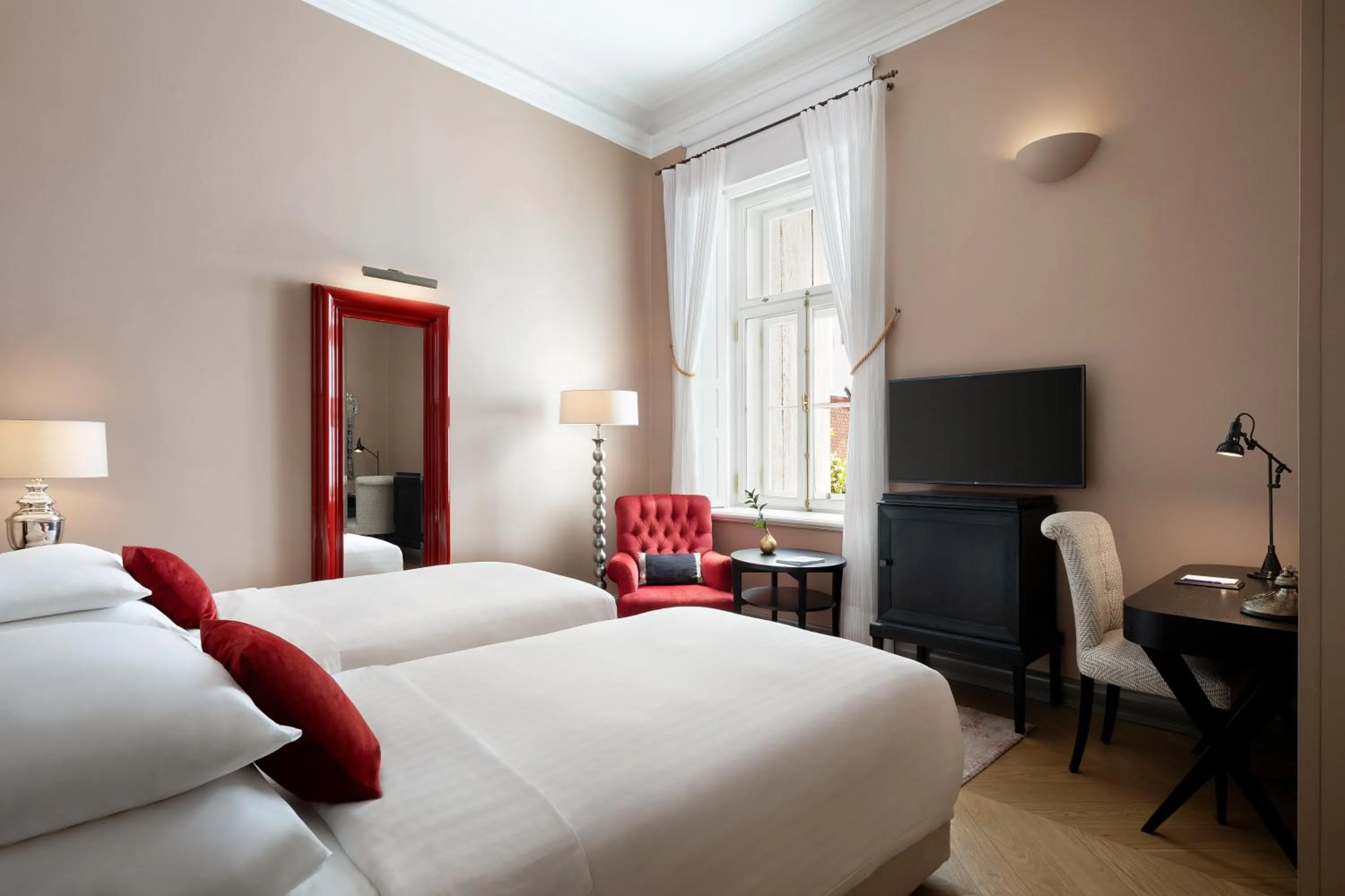 Bed in Hotel Telegraaf, Autograph Collection