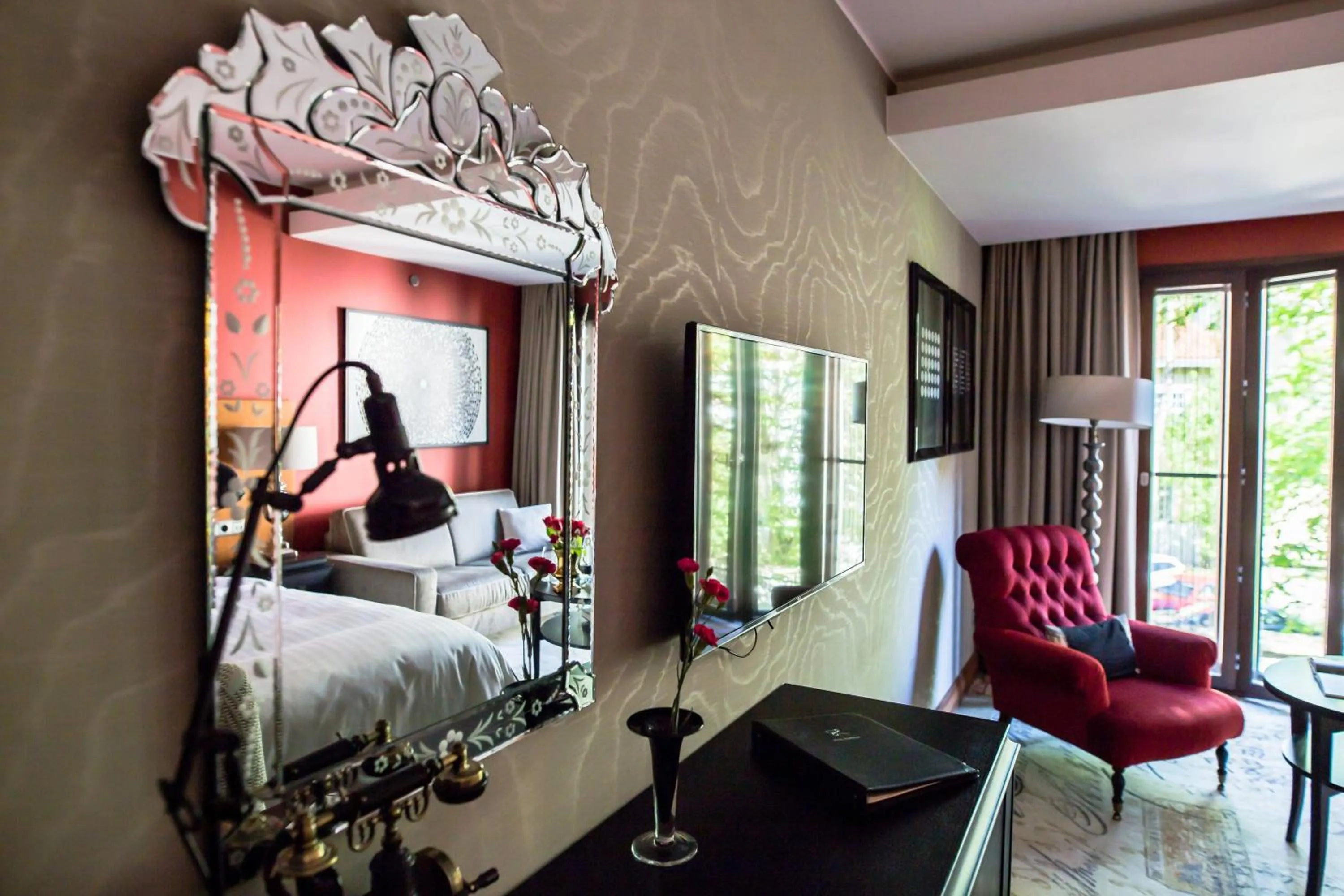 Photo of the whole room, Bed in Hotel Telegraaf, Autograph Collection