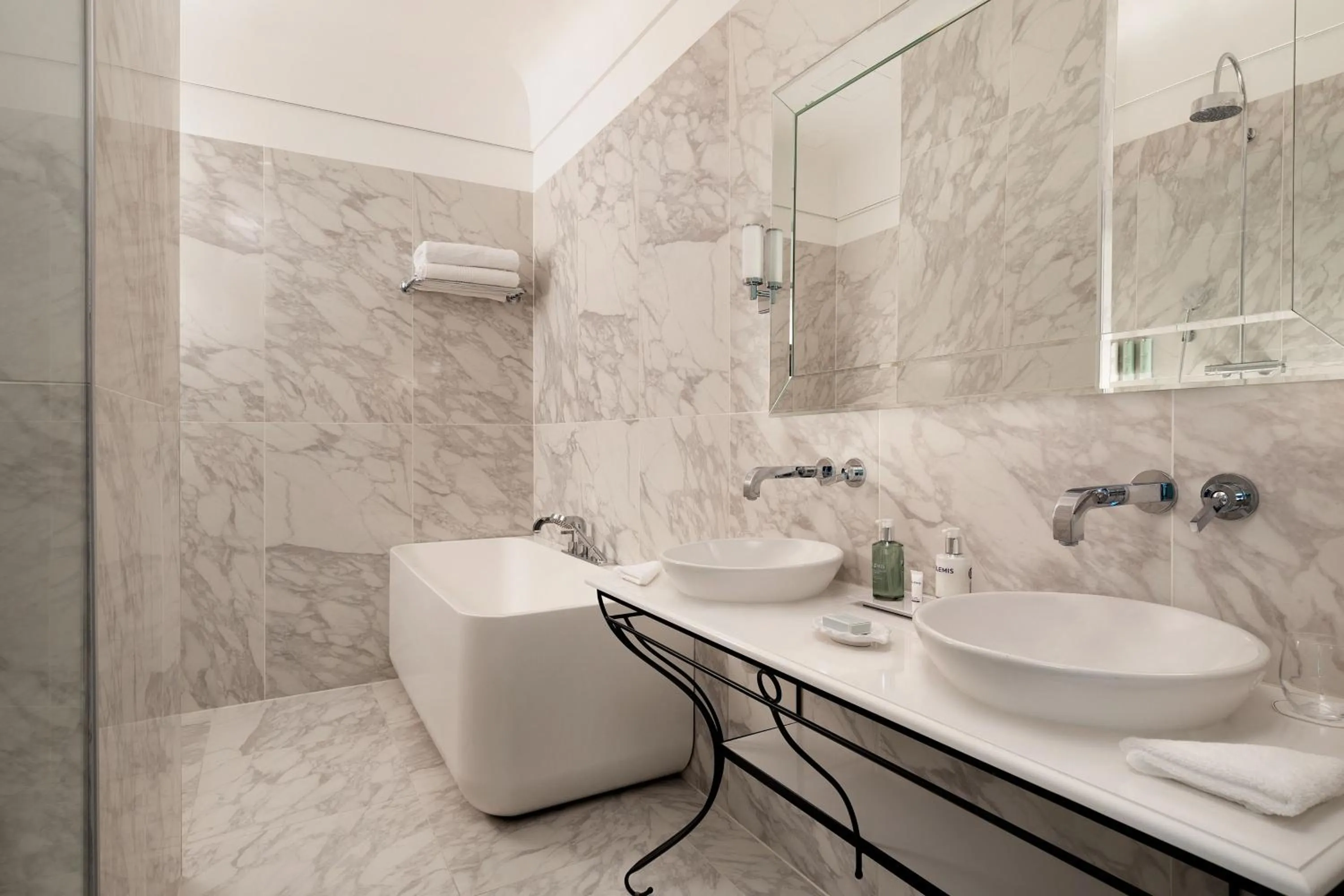 Bathroom in Hotel Telegraaf, Autograph Collection