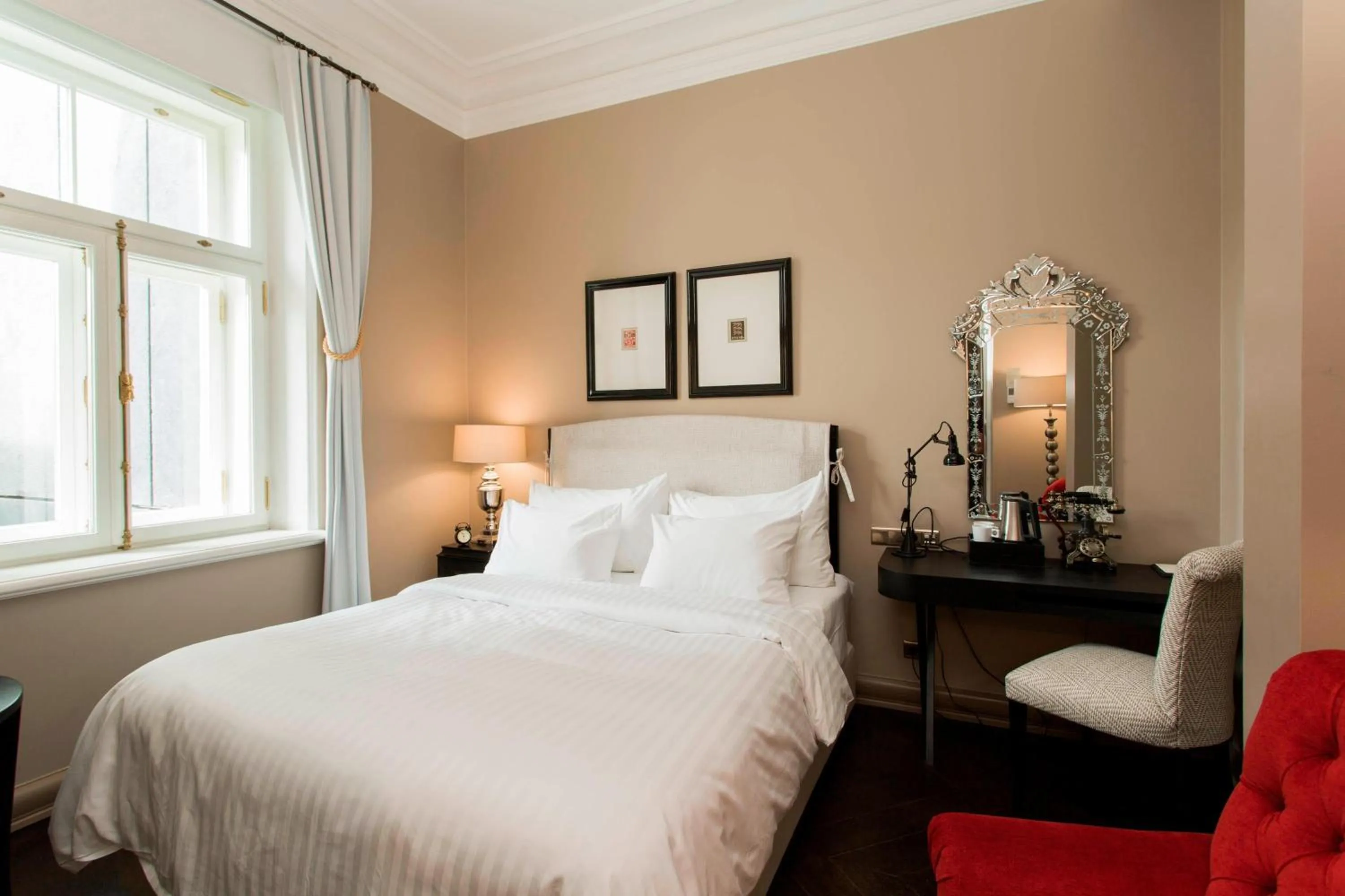 Photo of the whole room, Bed in Hotel Telegraaf, Autograph Collection