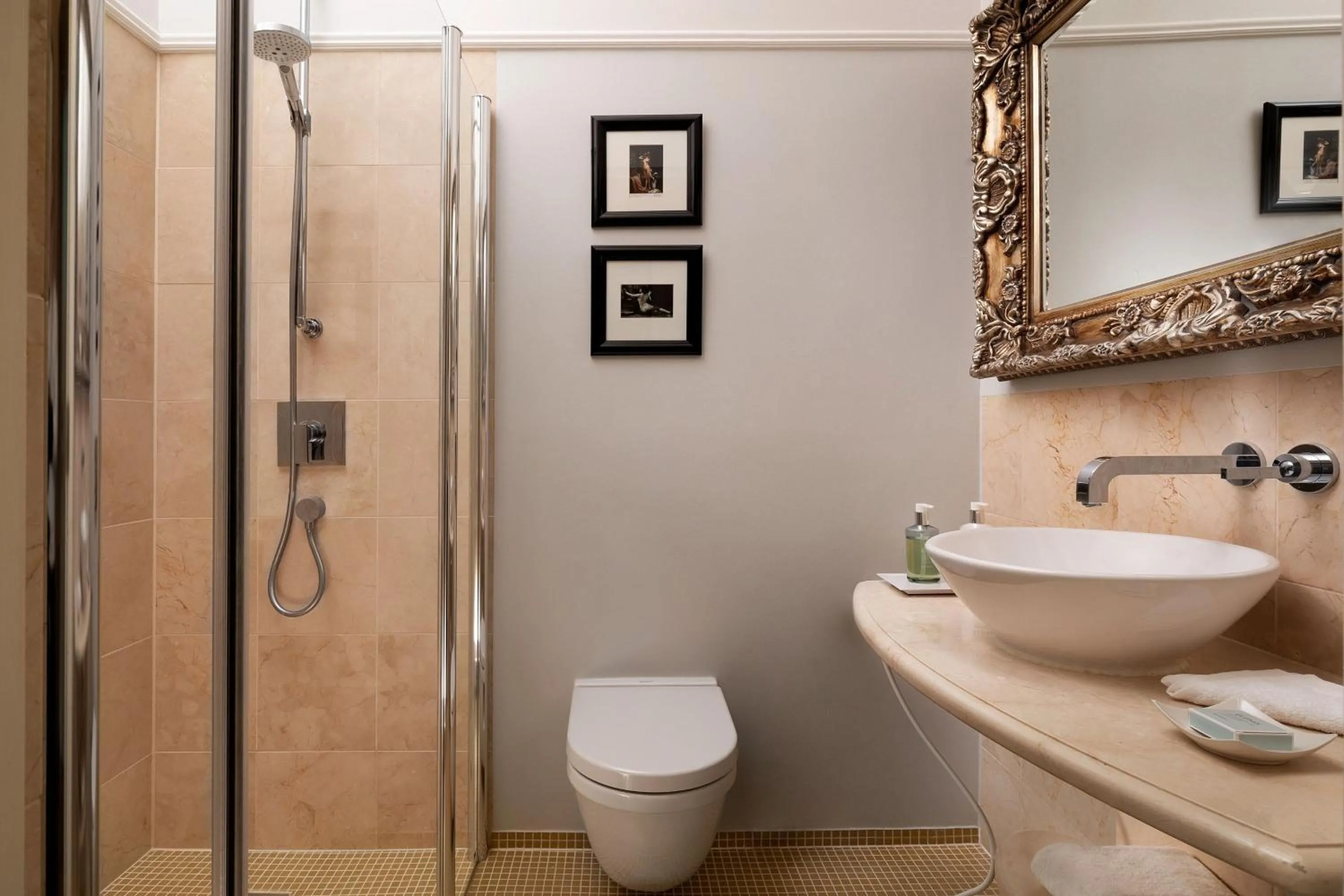 Bathroom in Hotel Telegraaf, Autograph Collection