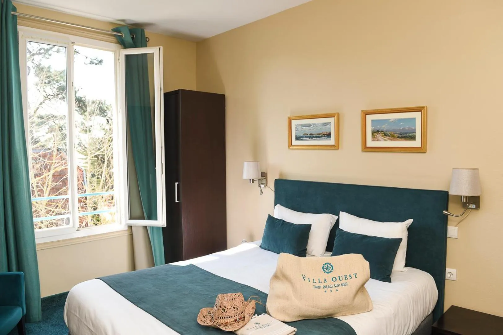 Bed in The Originals Boutique Hôtel La Villa Ouest & Spa