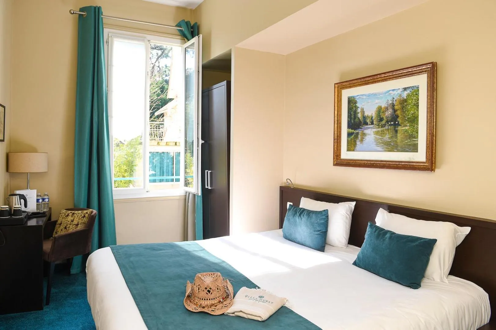 Bed in The Originals Boutique Hôtel La Villa Ouest & Spa