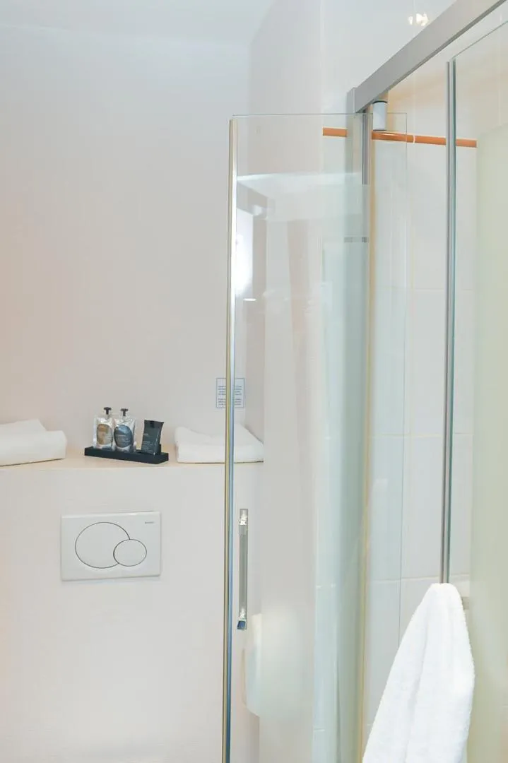 Shower in The Originals Boutique Hôtel La Villa Ouest & Spa
