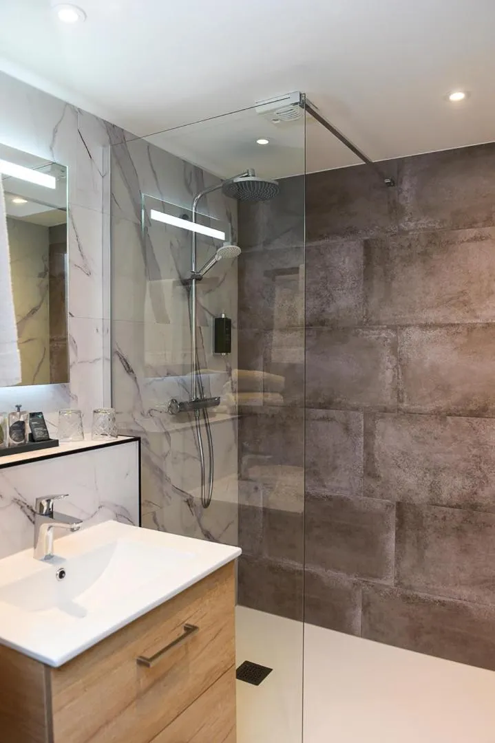 Shower in The Originals Boutique Hôtel La Villa Ouest & Spa