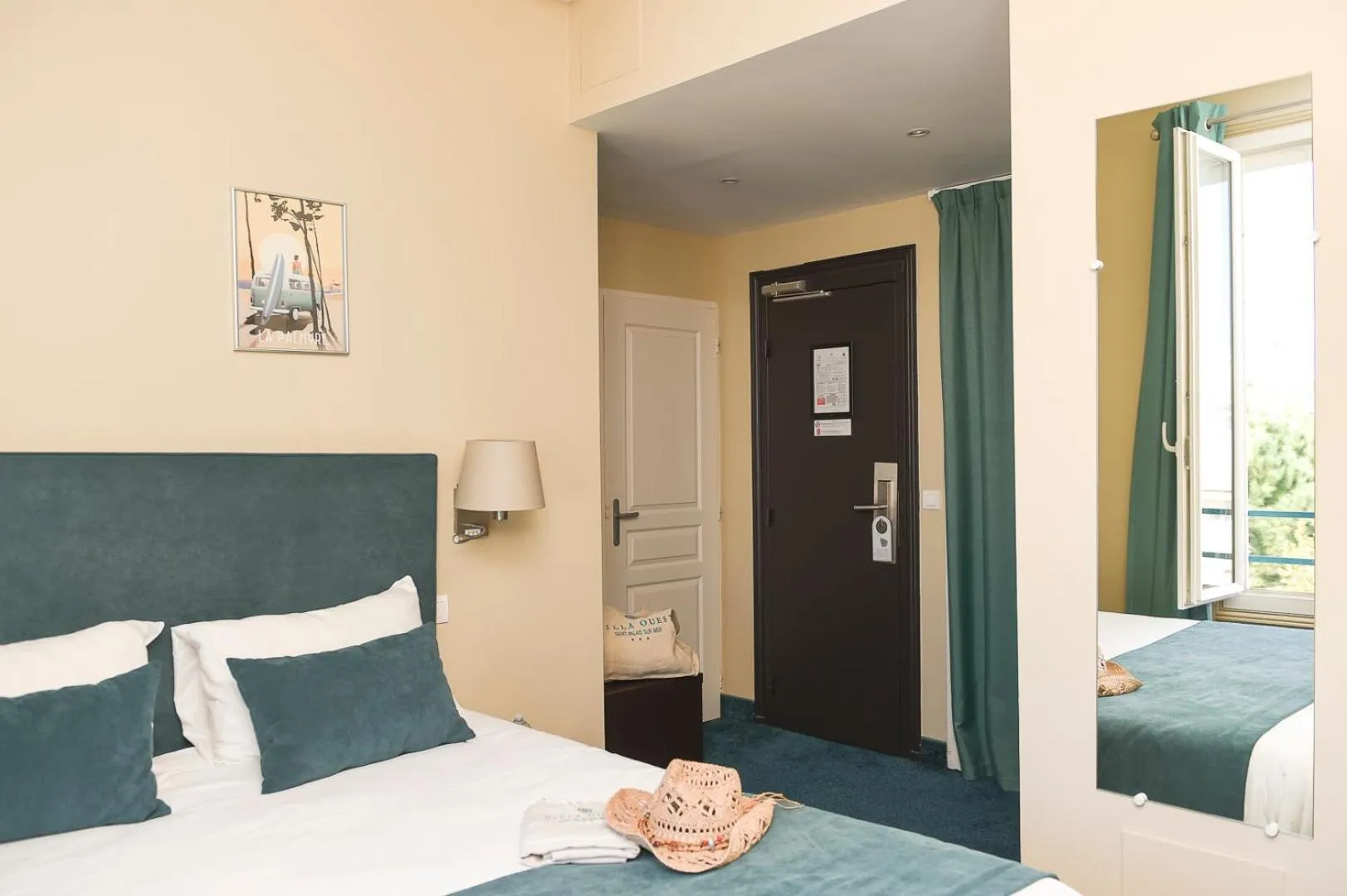 Bed in The Originals Boutique Hôtel La Villa Ouest & Spa