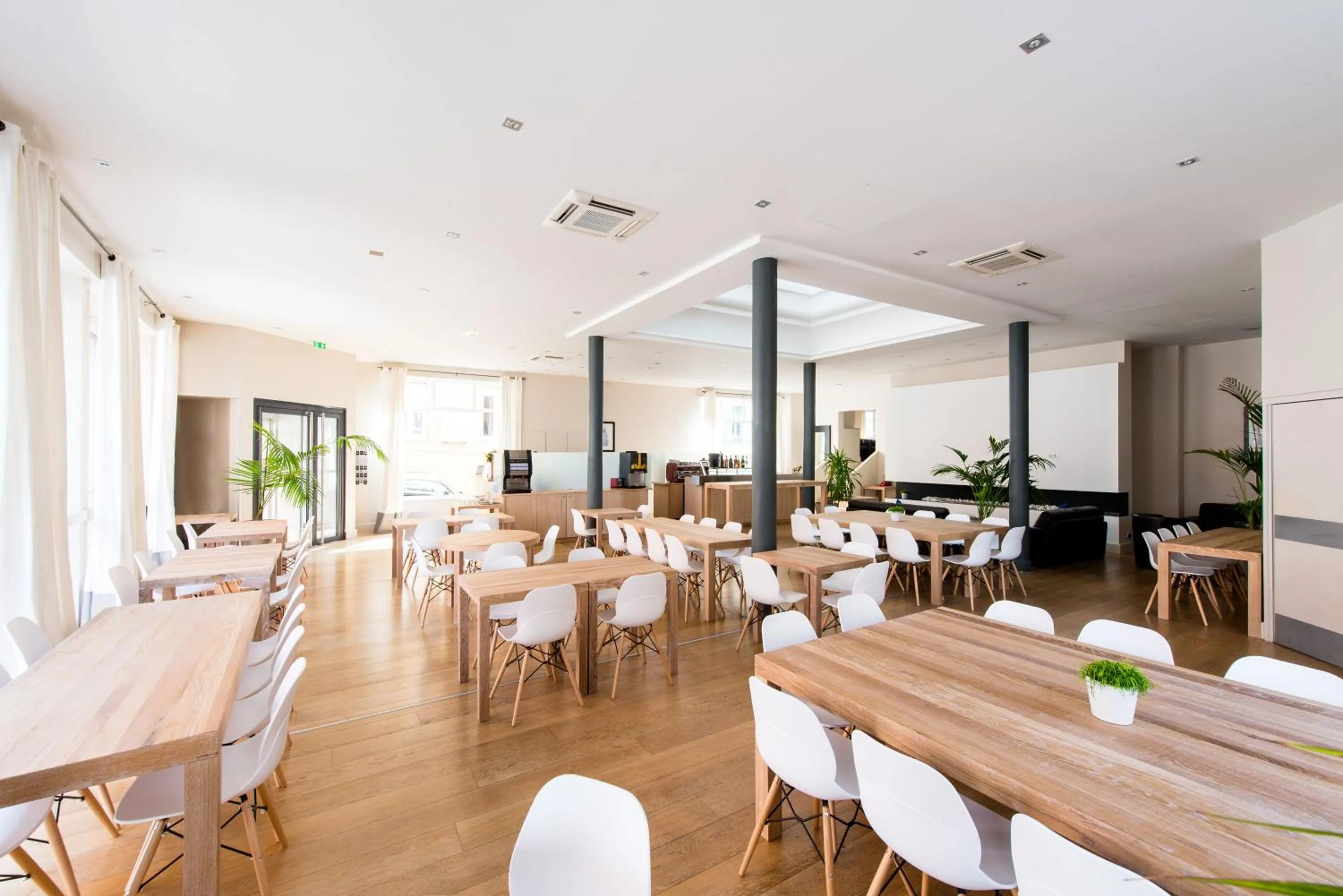 Restaurant/places to eat in Hôtel Atrium