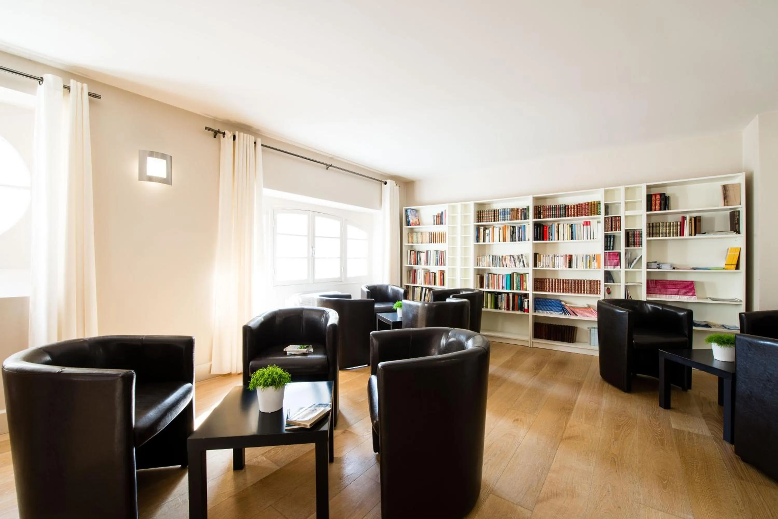 Library in Hôtel Atrium