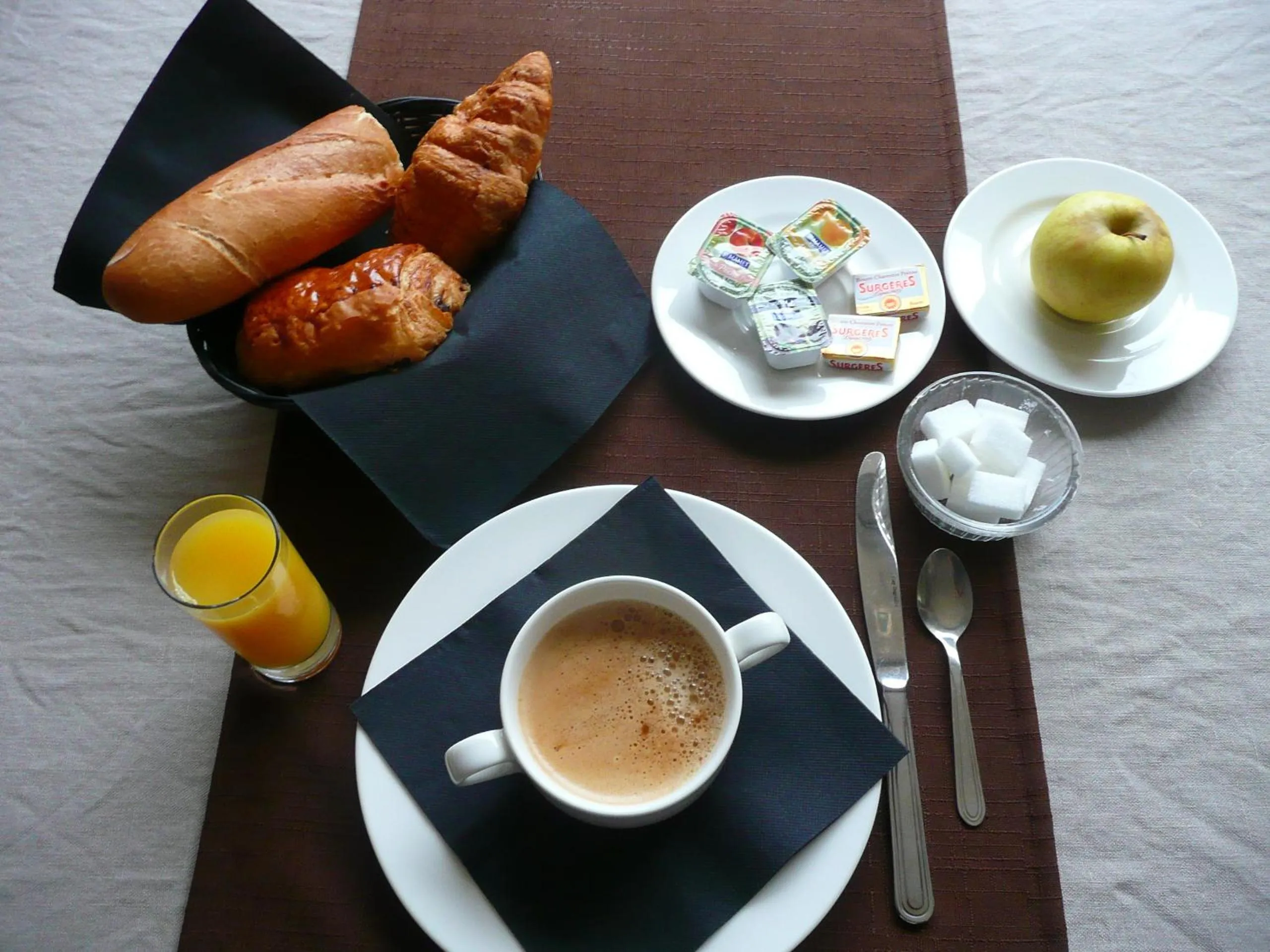 Restaurant/places to eat in Hôtel Atrium