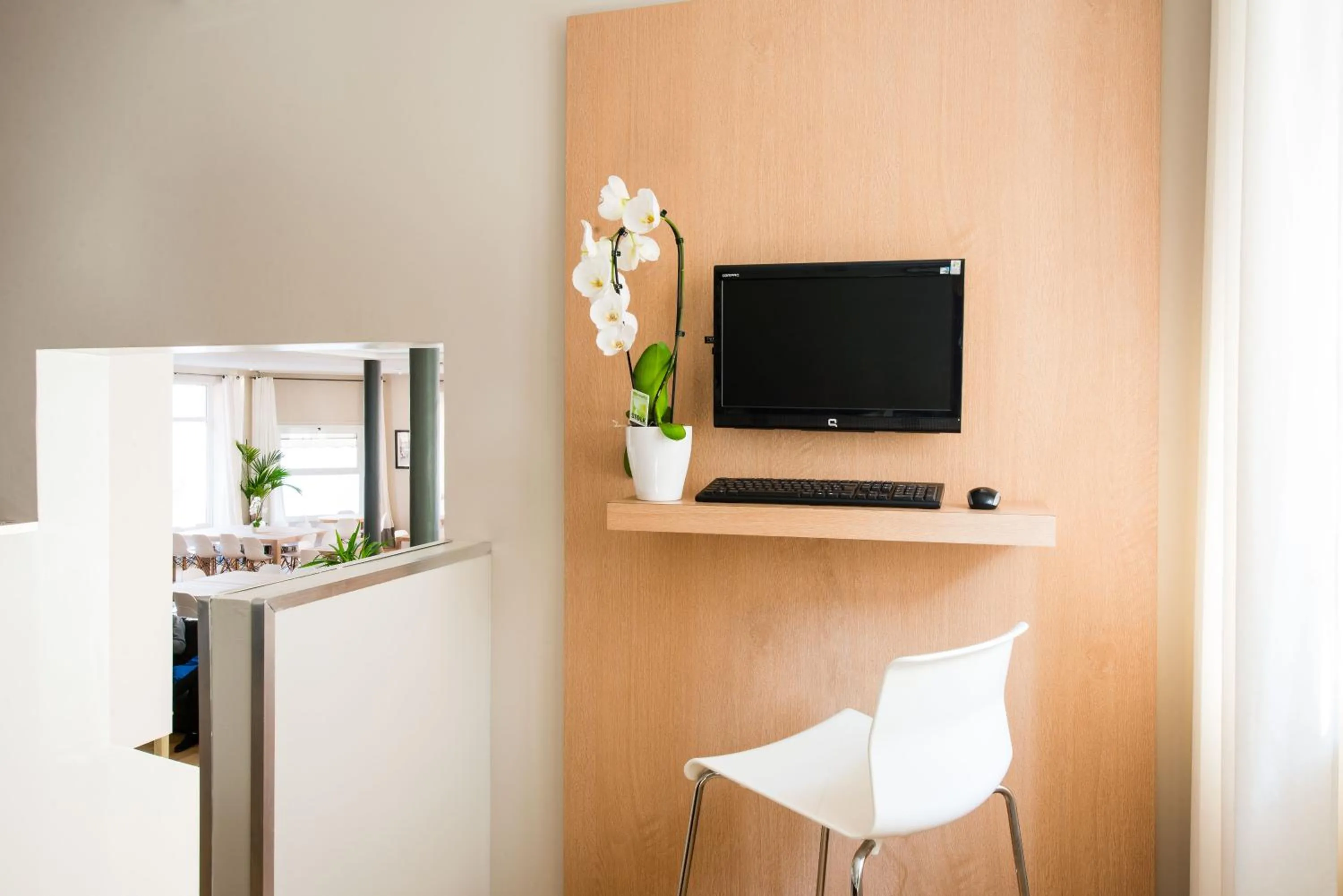 Communal lounge/ TV room in Hôtel Atrium