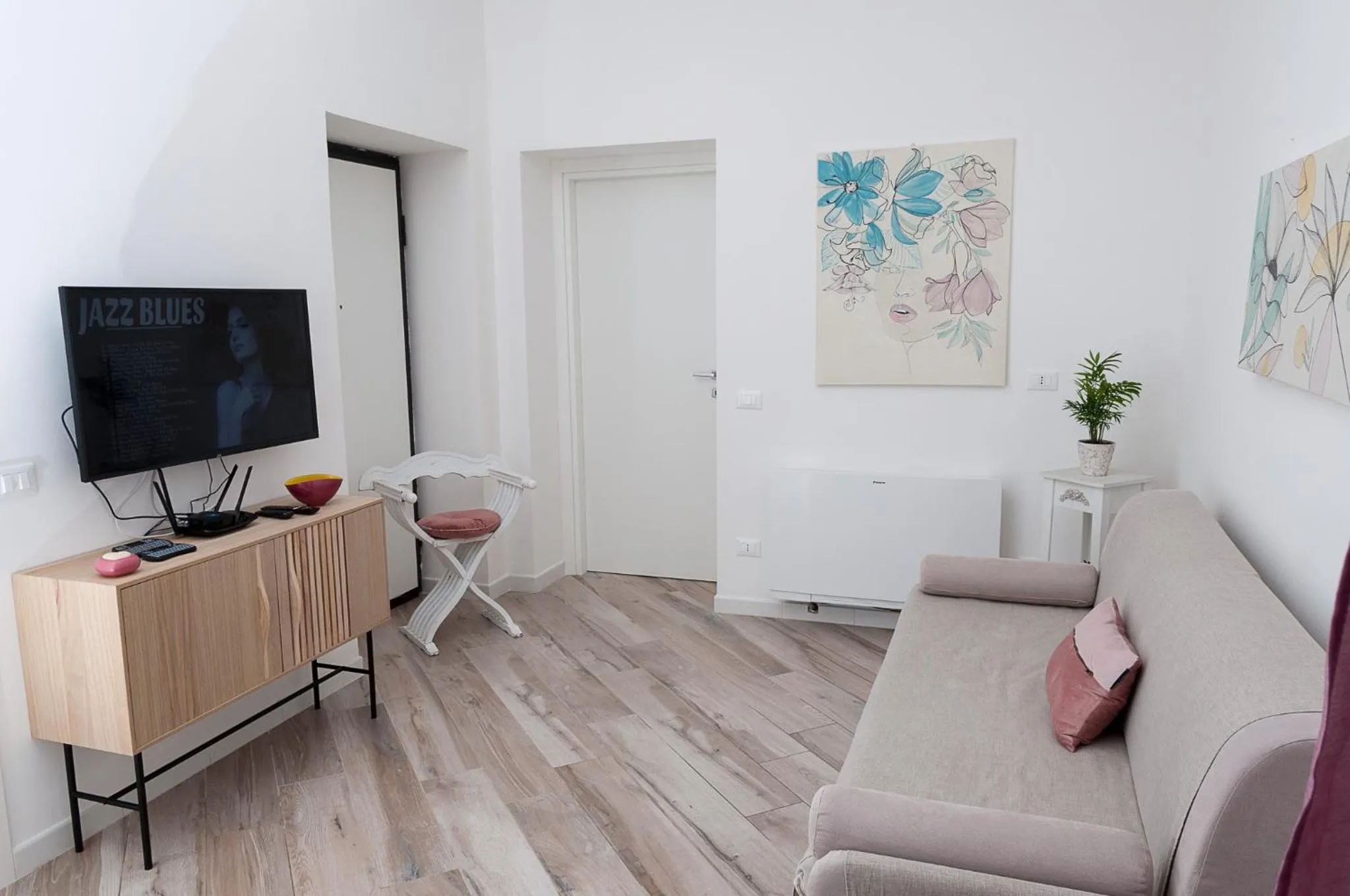TV and multimedia in Quiet Home Terracina Apartments