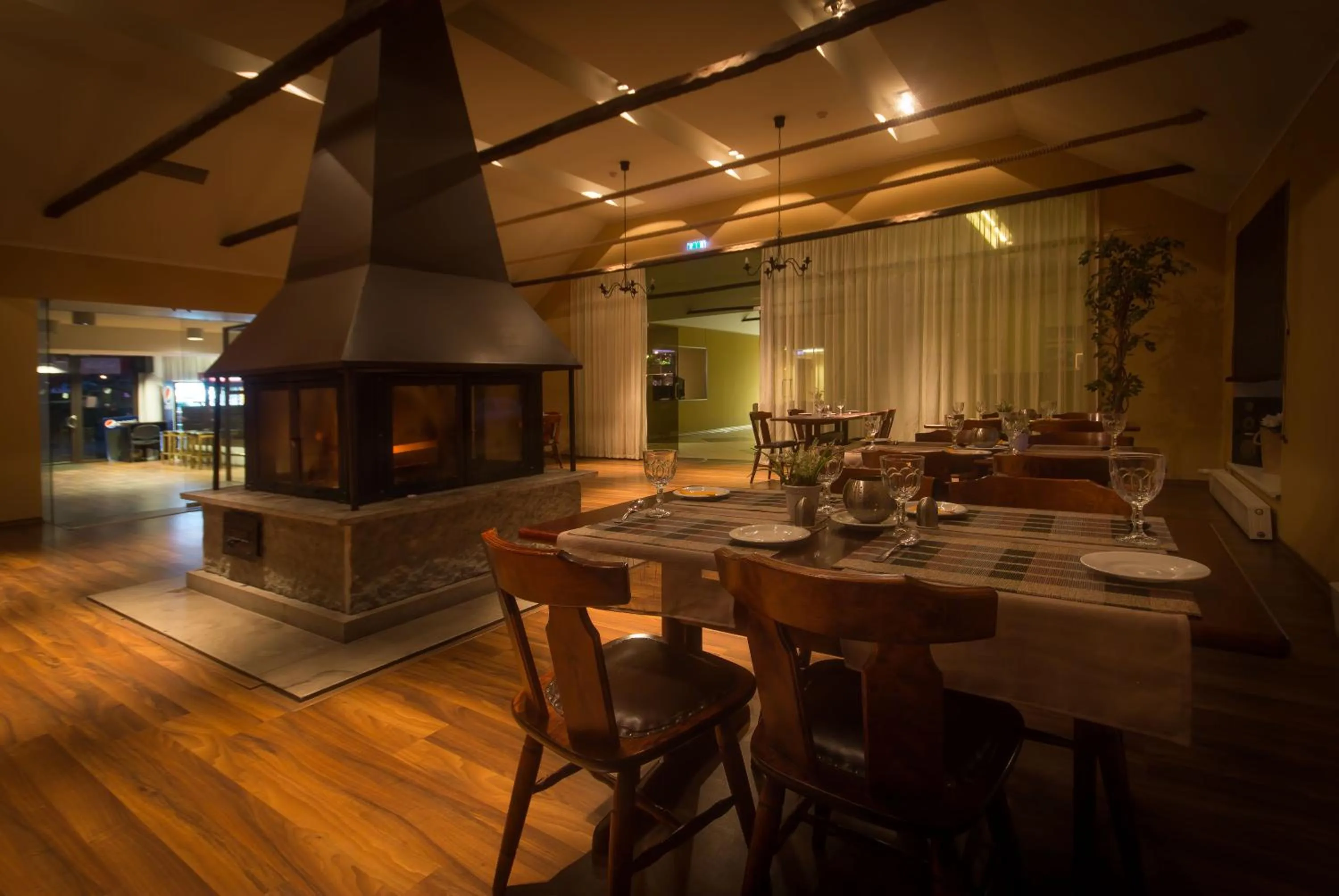 Restaurant/places to eat in Peoleo Hotell