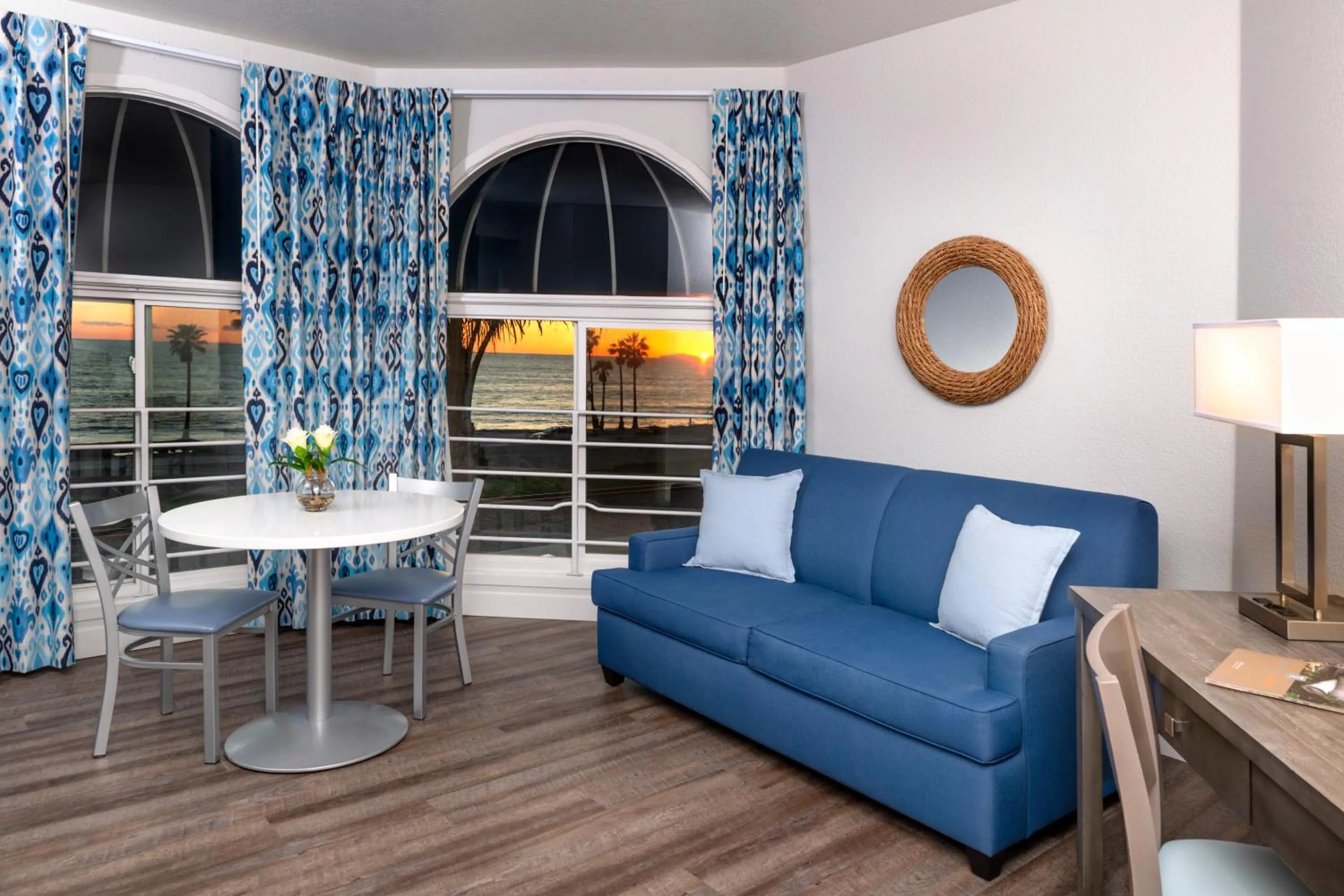 Living room in Beachfront Inn and Suites at Dana Point