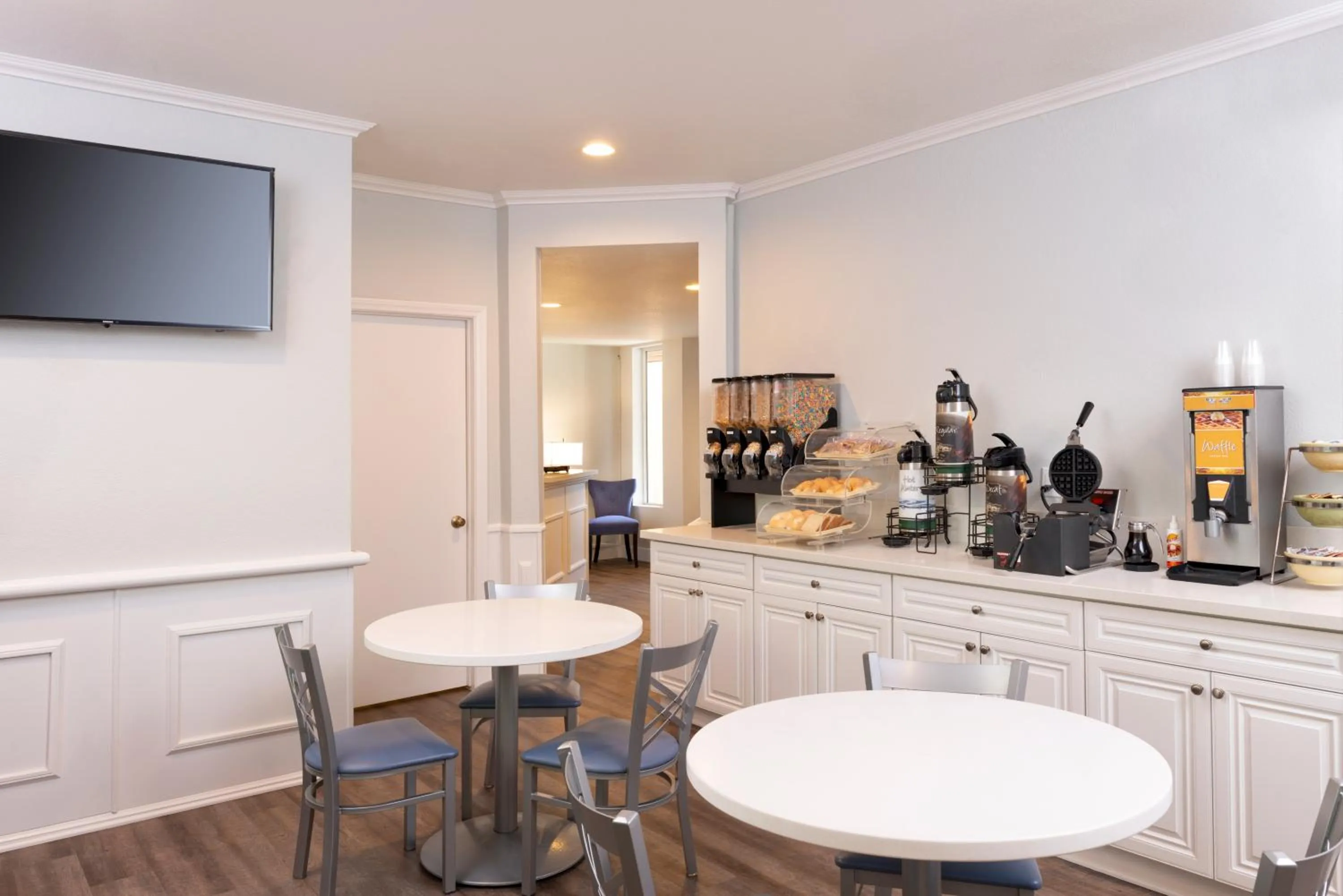 Continental breakfast in Beachfront Inn and Suites at Dana Point