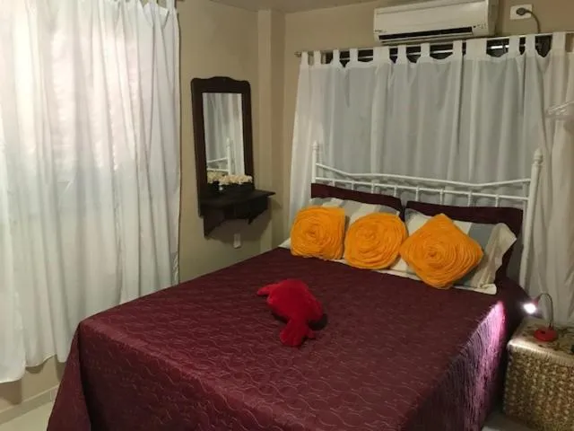 Photo of the whole room, Bed in Suítes Bouganville