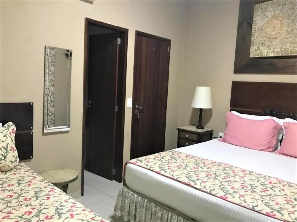 Photo of the whole room, Bed in Suítes Bouganville