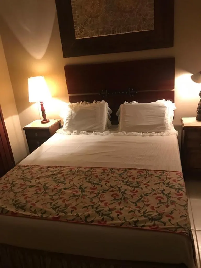 Photo of the whole room, Bed in Suítes Bouganville